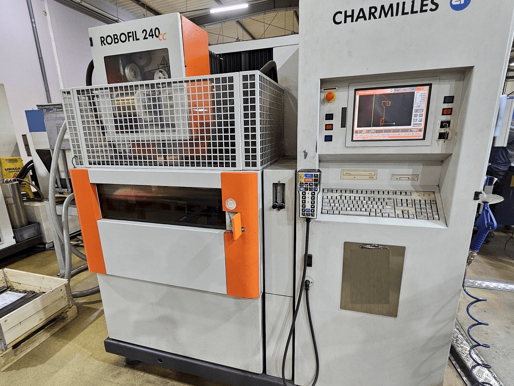 Widok z przodu maszyny CHARMILLES ROBOFIL 240 CC