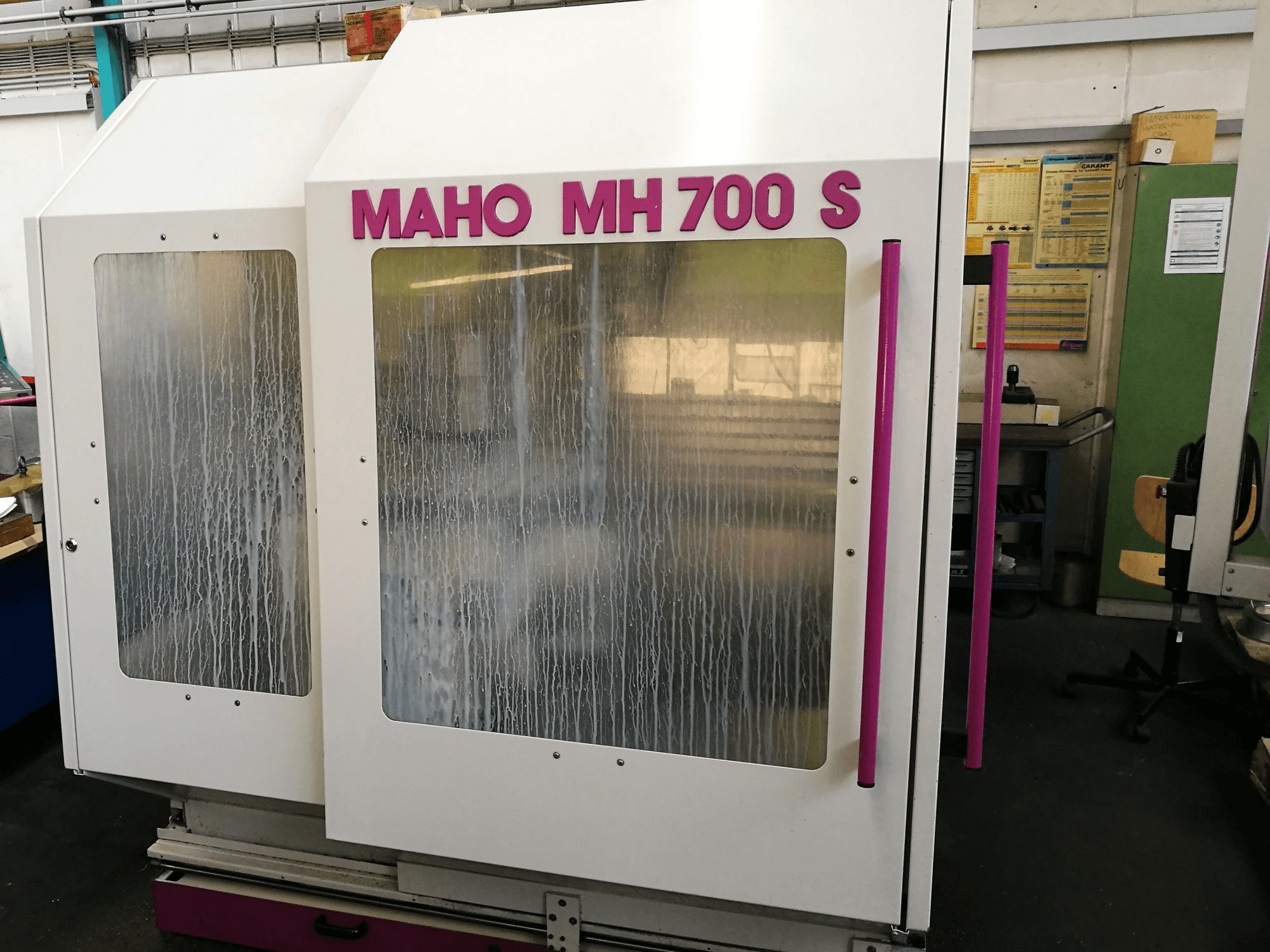 Widok z przodu maszyny Maho MH 700 S