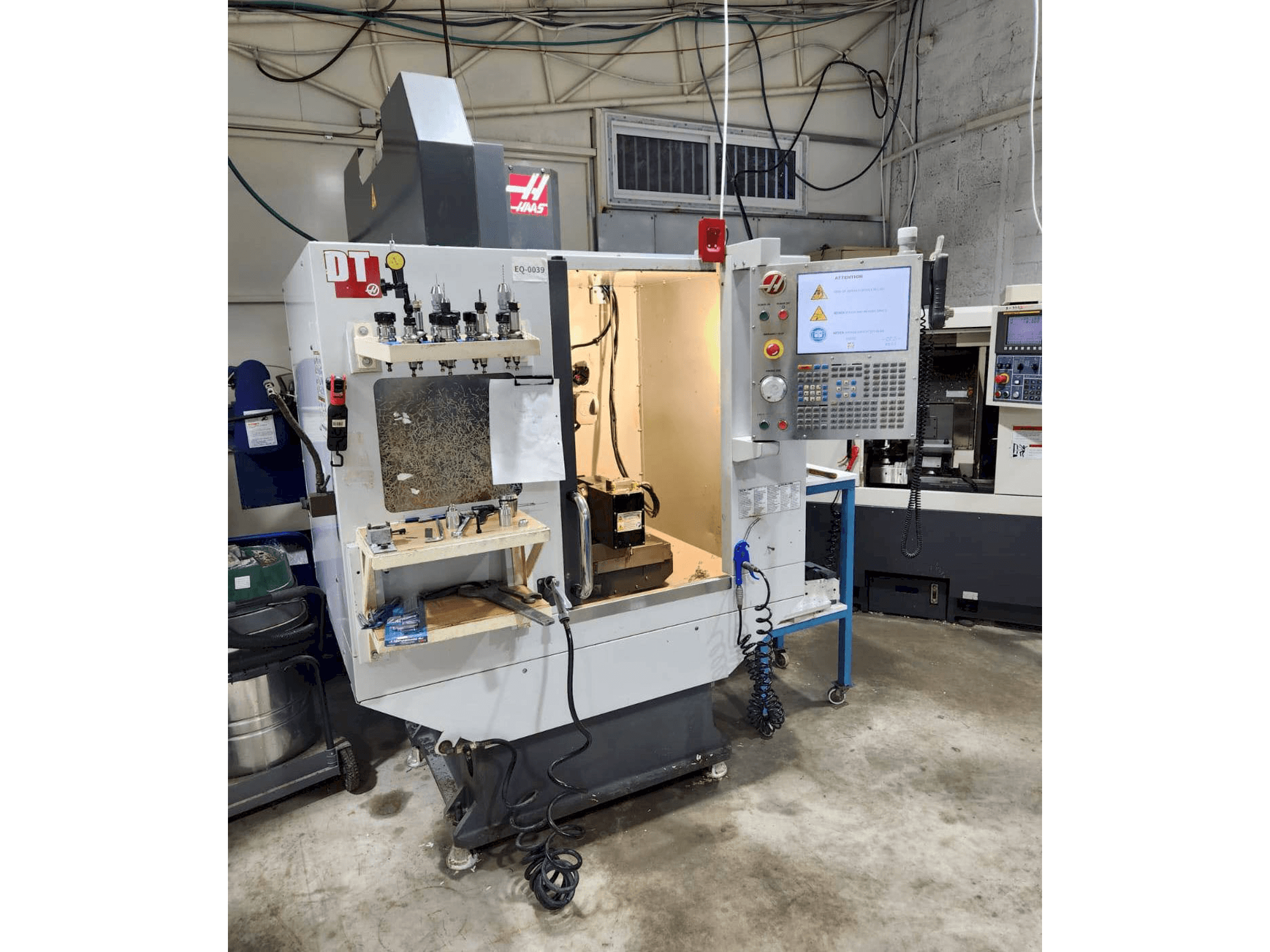 Widok z przodu maszyny HAAS DT-1