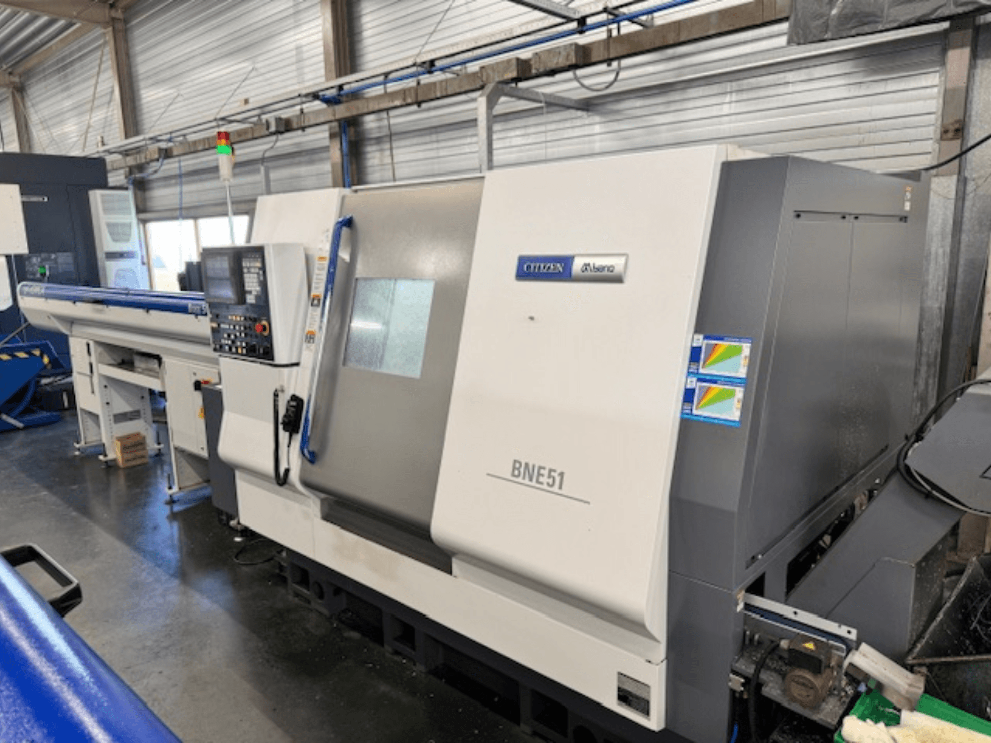 Tokarka pozioma Citizen BNE-51MSY, widok z boku z panelem sterowania i mechanizmem posuwu.