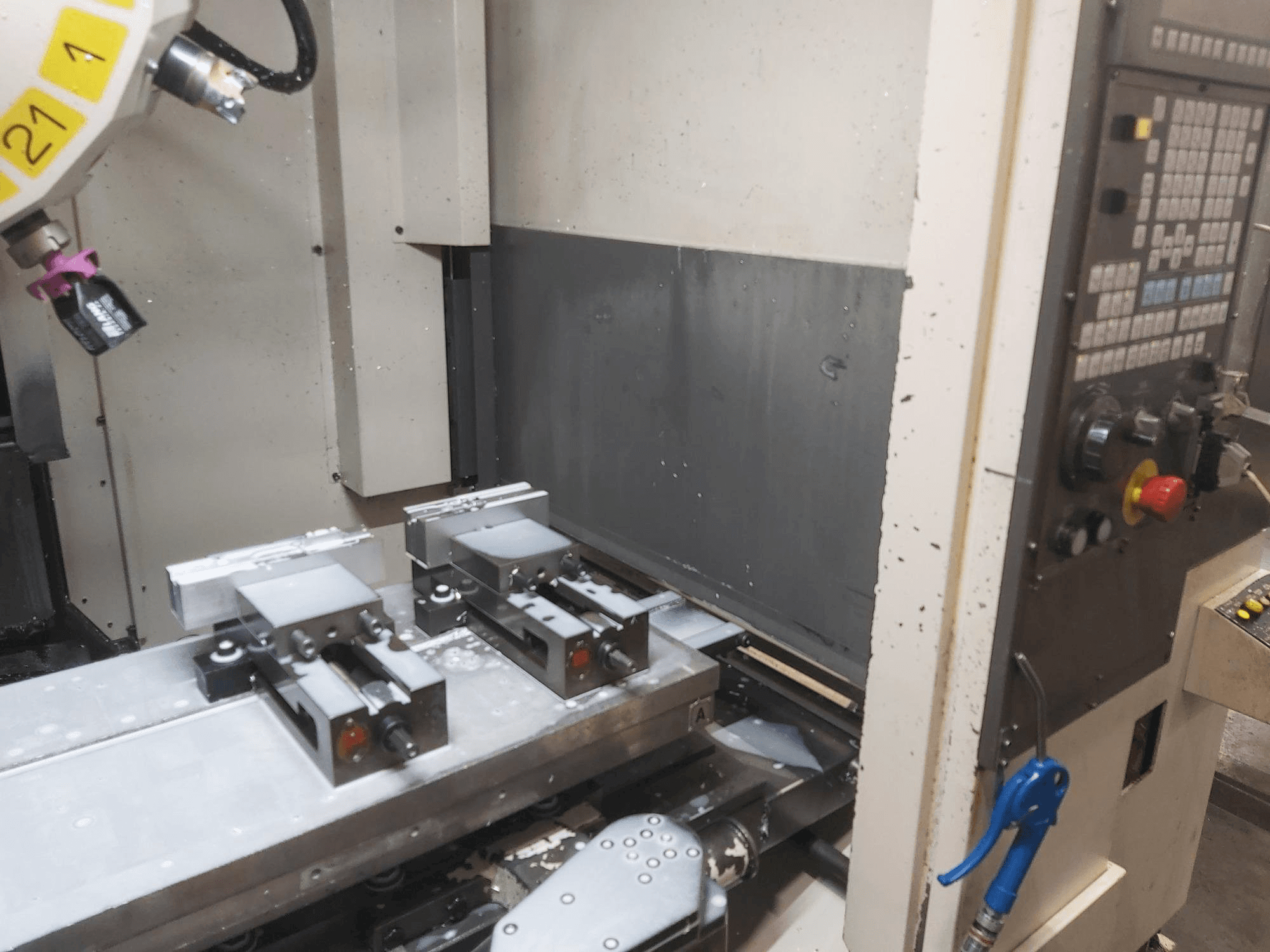 Widok z przodu maszyny FANUC Robodrill Alpha T21iE