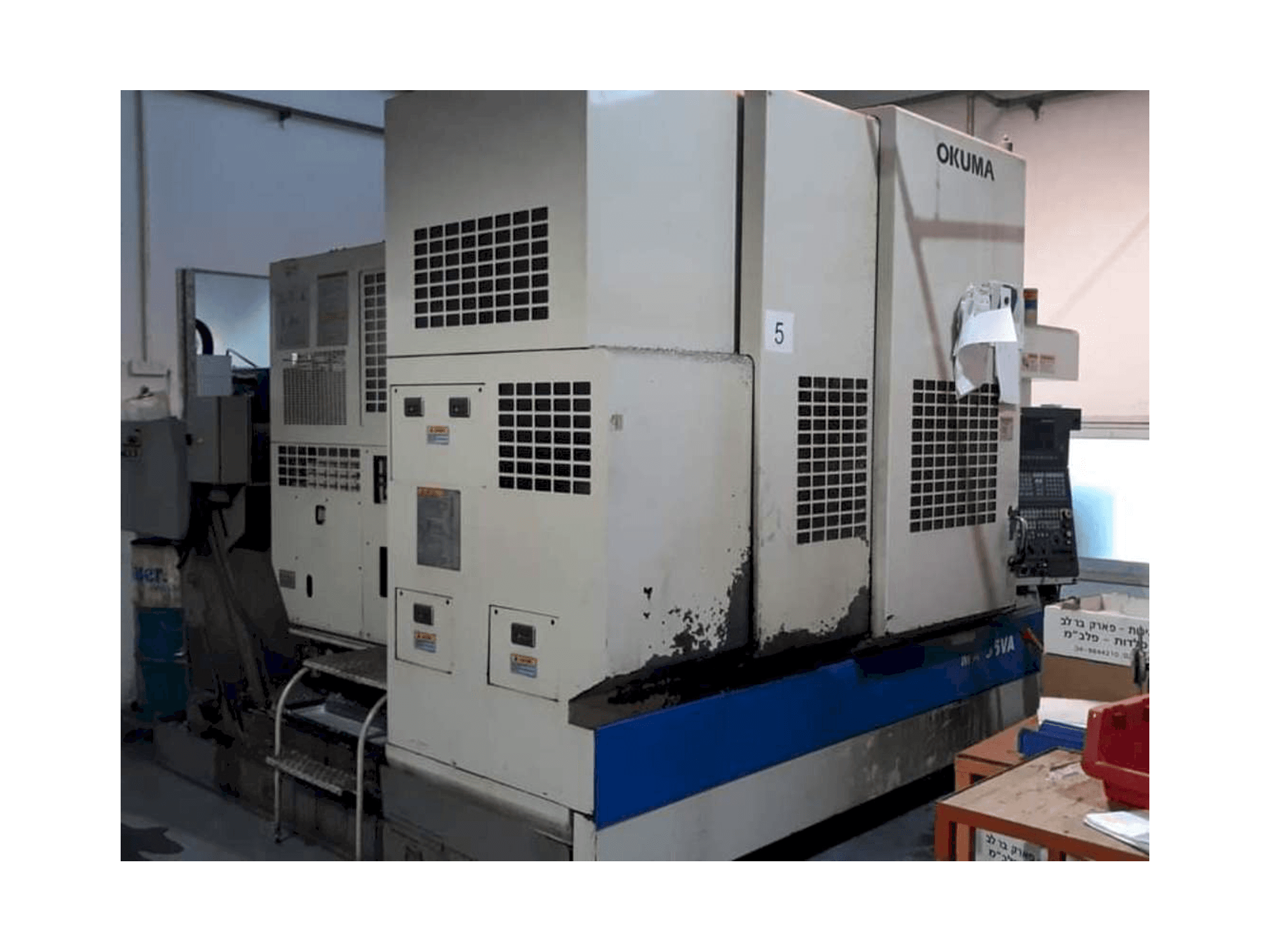 Widok z przodu maszyny Okuma MX-55 VA