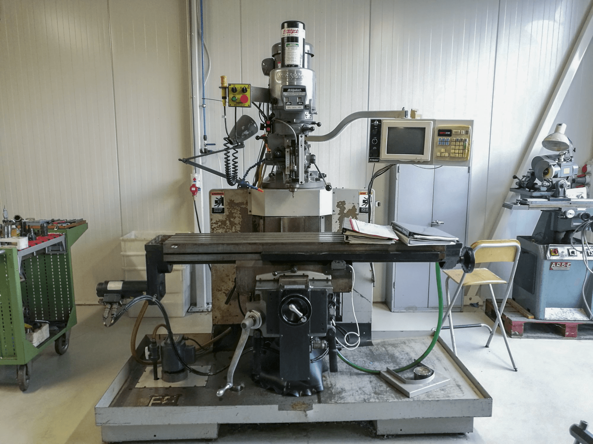 Widok z przodu maszyny Bridgeport EZ TRAK DX II