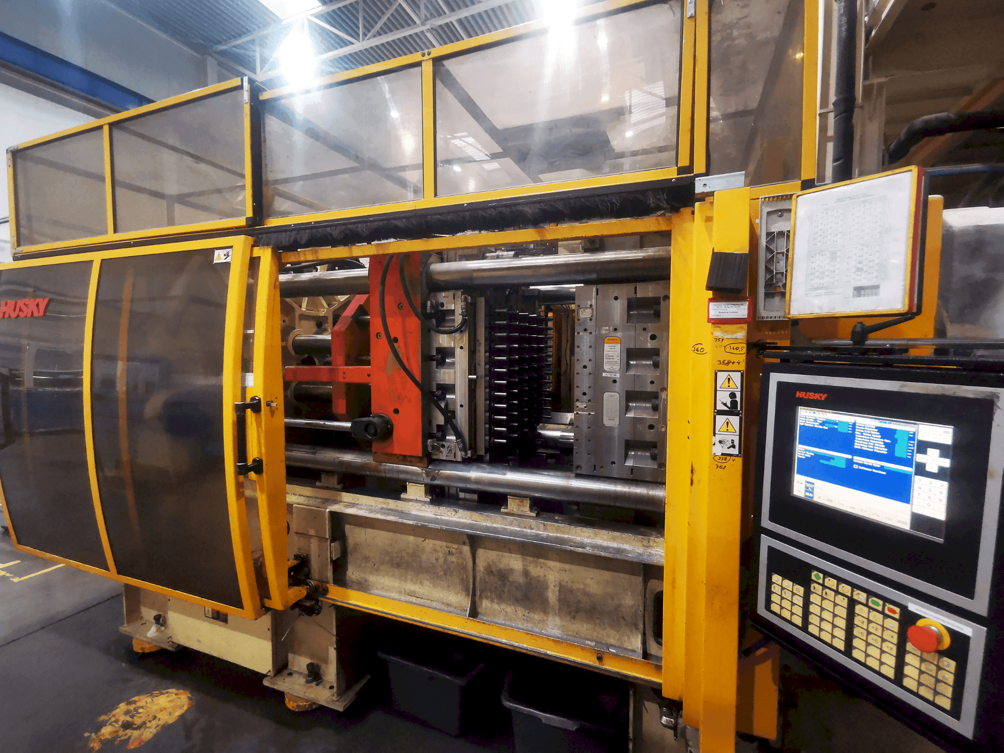 Widok z przodu maszyny Husky GL 300PET P100/110 E12O