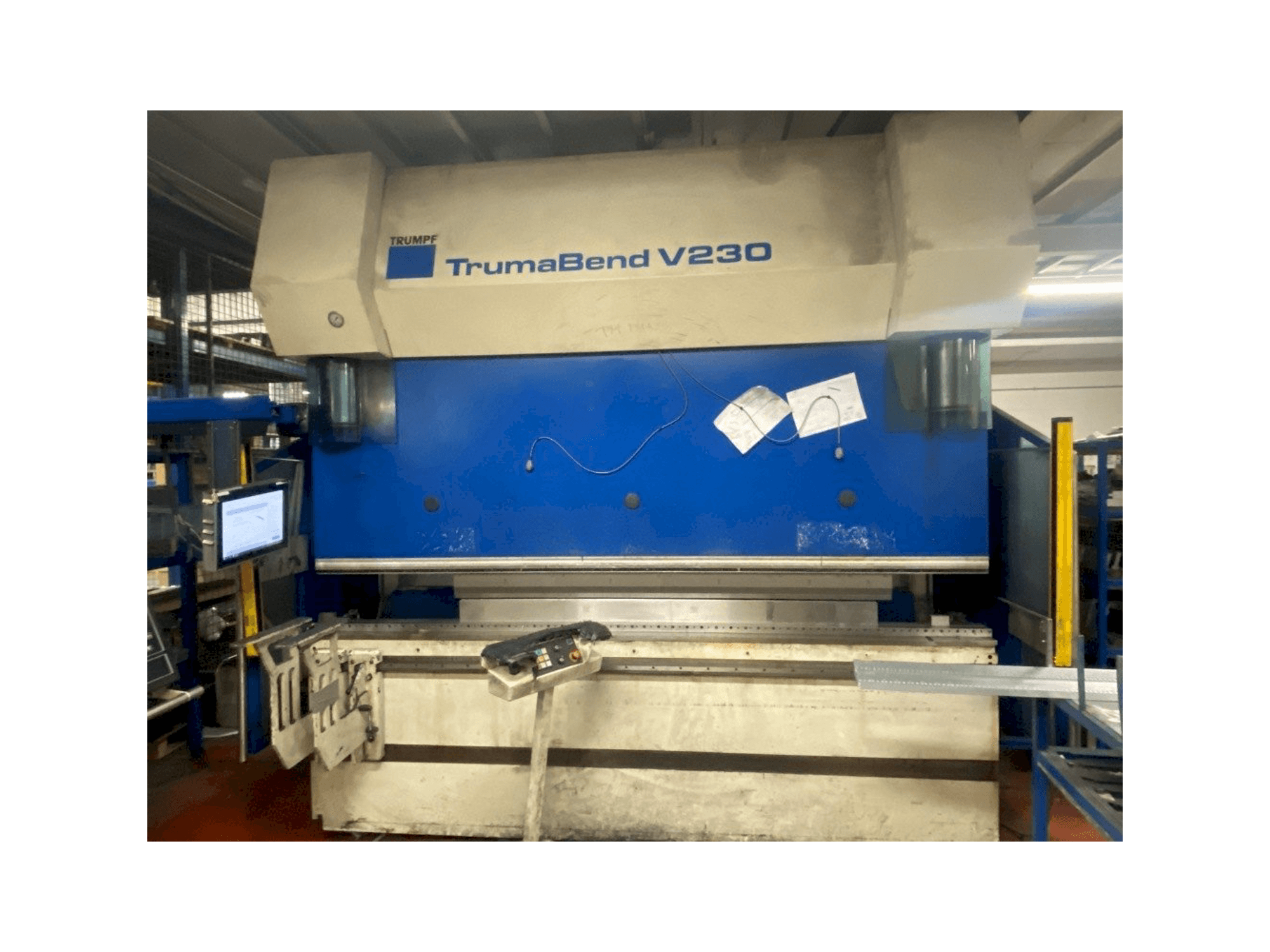 Widok z przodu maszyny Trumpf TrumaBend V230