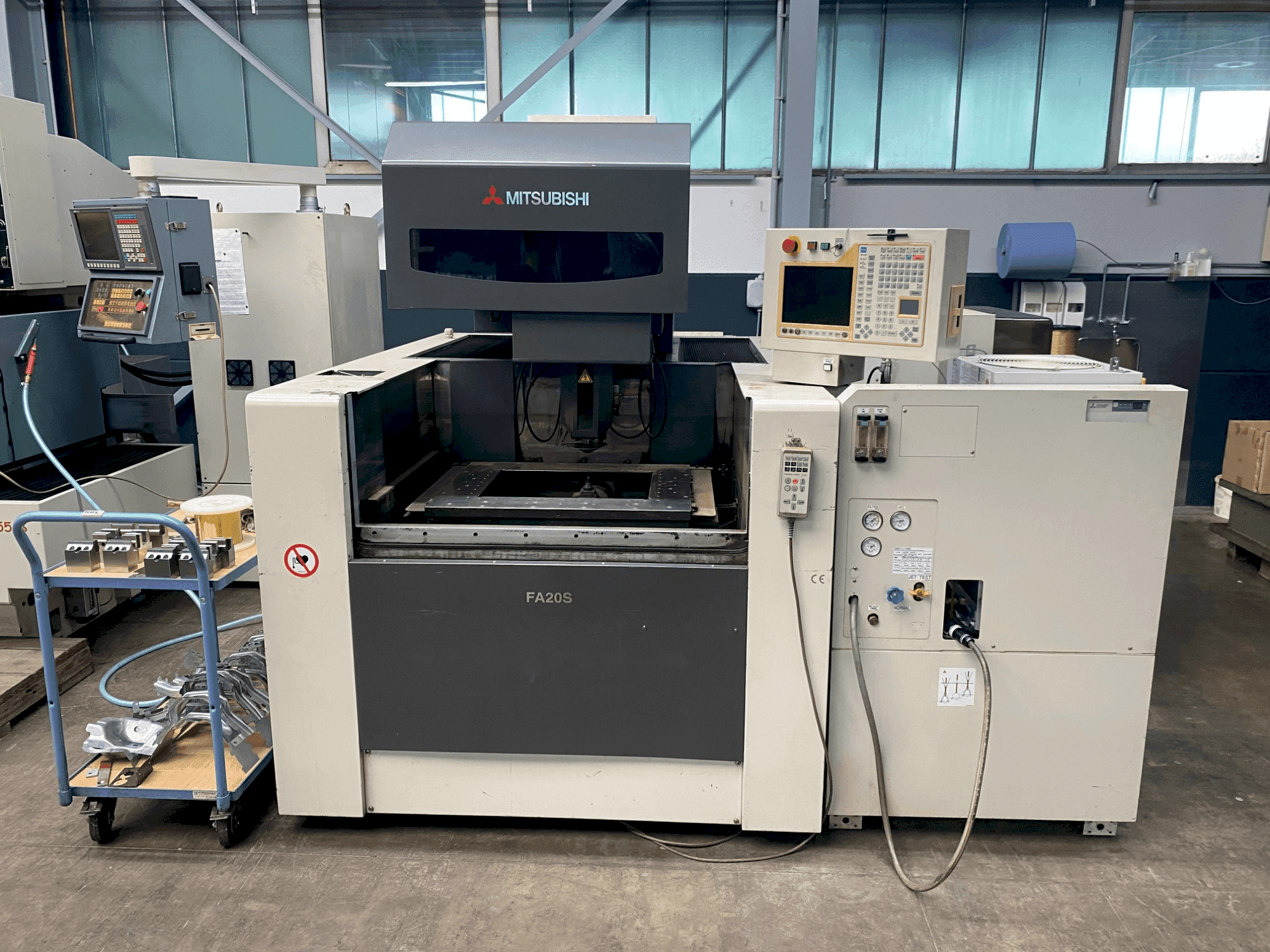 Widok z przodu maszyny Mitsubishi FA 20 SM