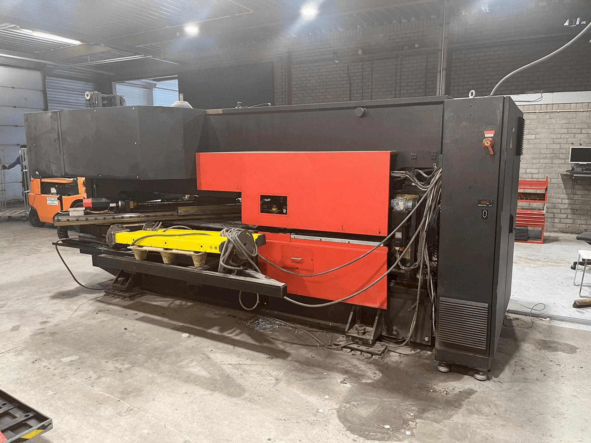 Widok z przodu maszyny AMADA Arcade 212