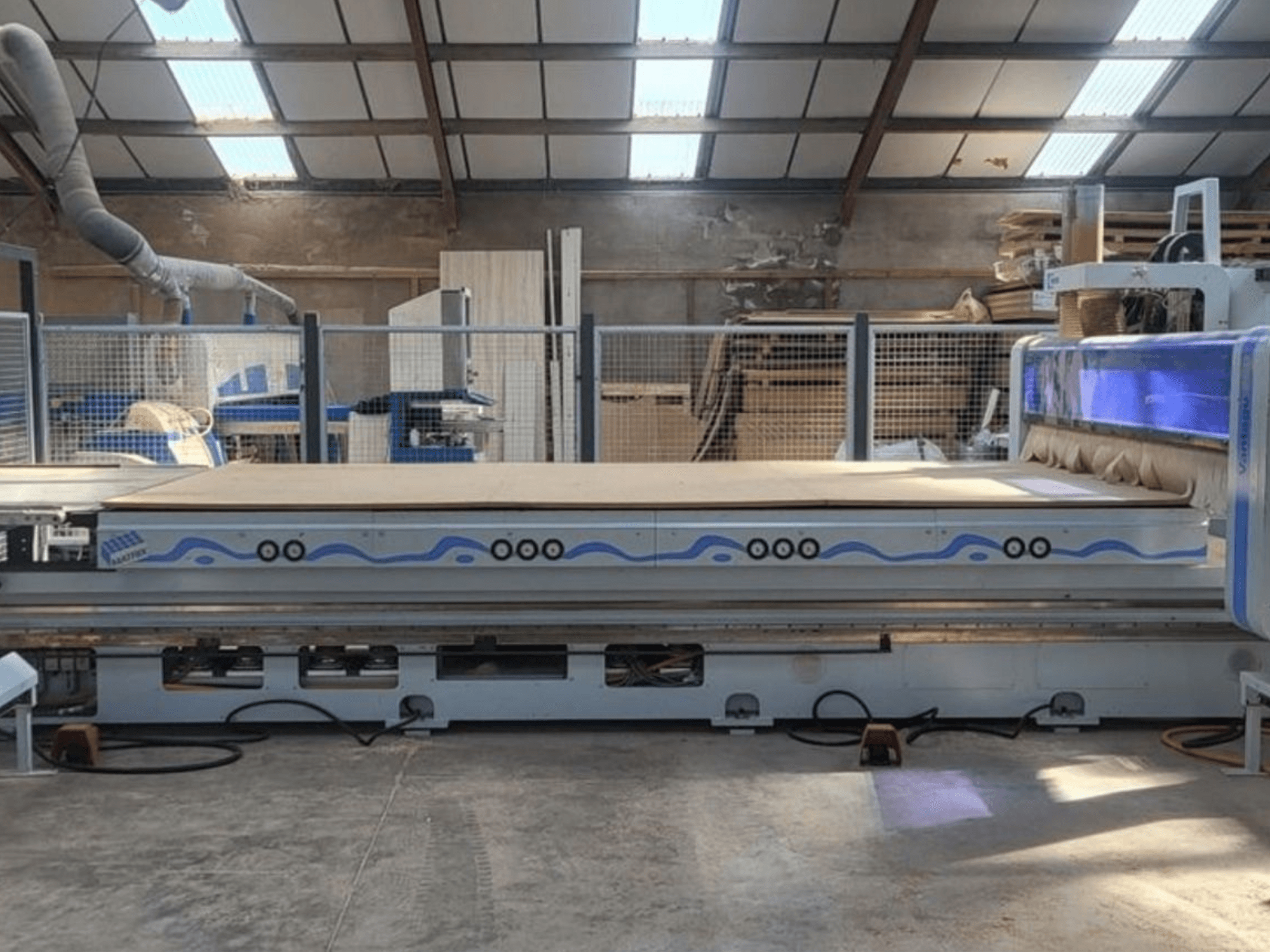 Frezarka CNC HOMAG WEEKE BHP200/VANTAGE714 pokazana od przodu, z przestronnym stołem roboczym w warunkach warsztatowych.