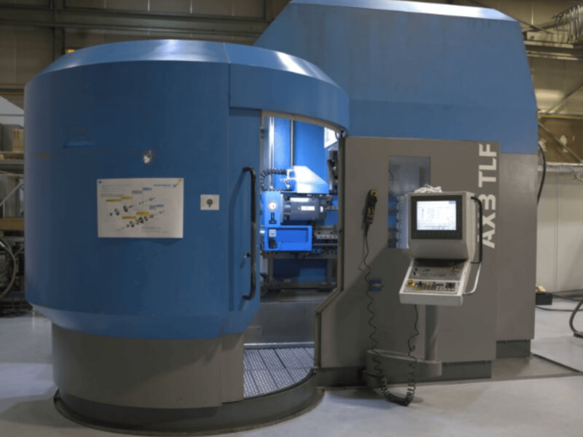 Wiertarka IXION Auerbach IA2 TLF-1200.4 w widoku z przodu; posiada panel sterowania i niebieską obudowę.