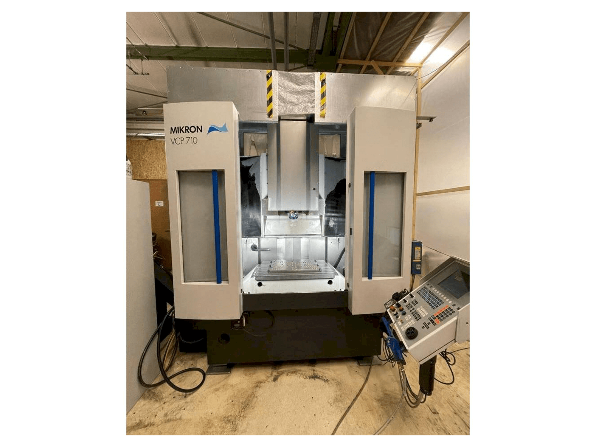 Widok z przodu maszyny MIKRON VCP 710