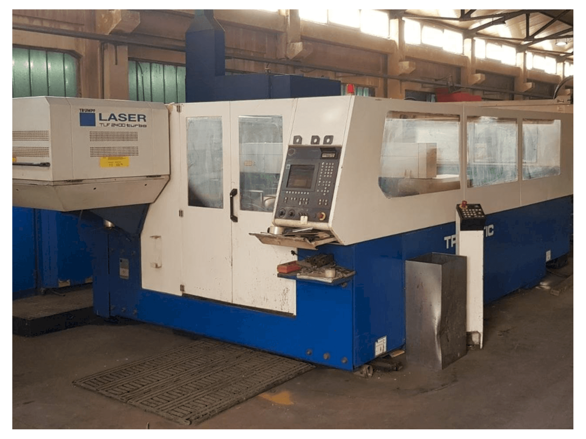Widok z przodu maszyny Trumpf Trumatic L3030