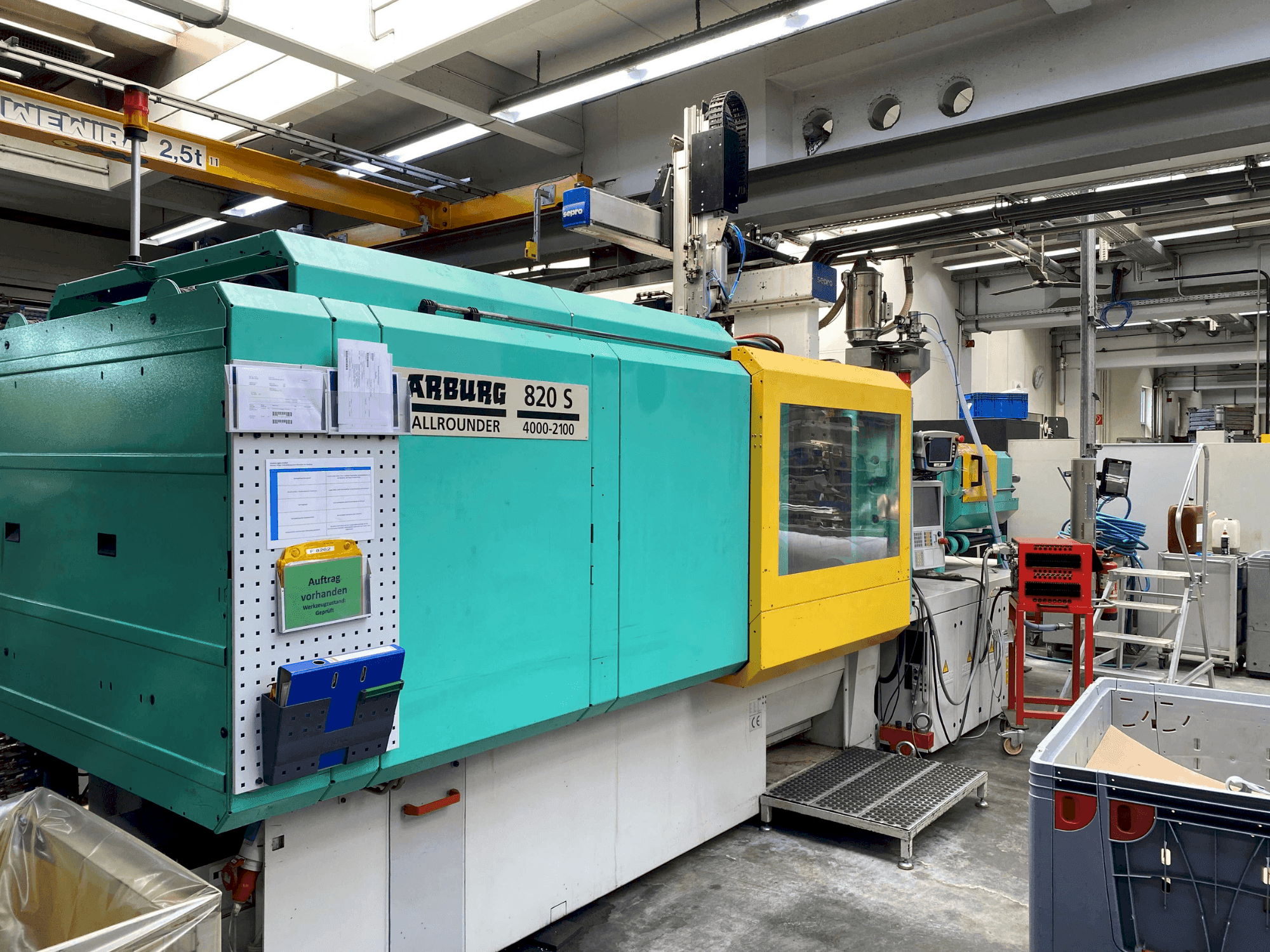 Widok z przodu maszyny Arburg Allrounder 820 S 4000-2100