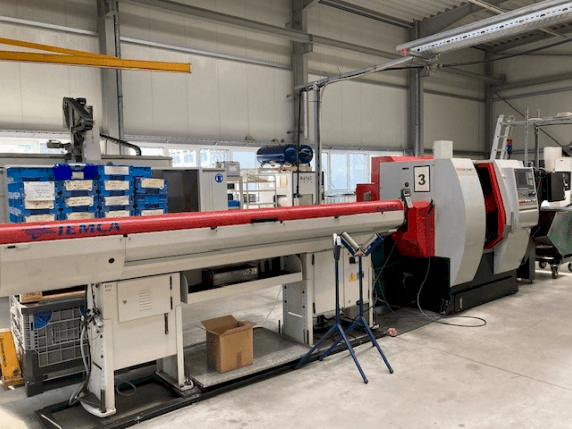 Widok z przodu maszyny EMCO TURN 332 MCPlus