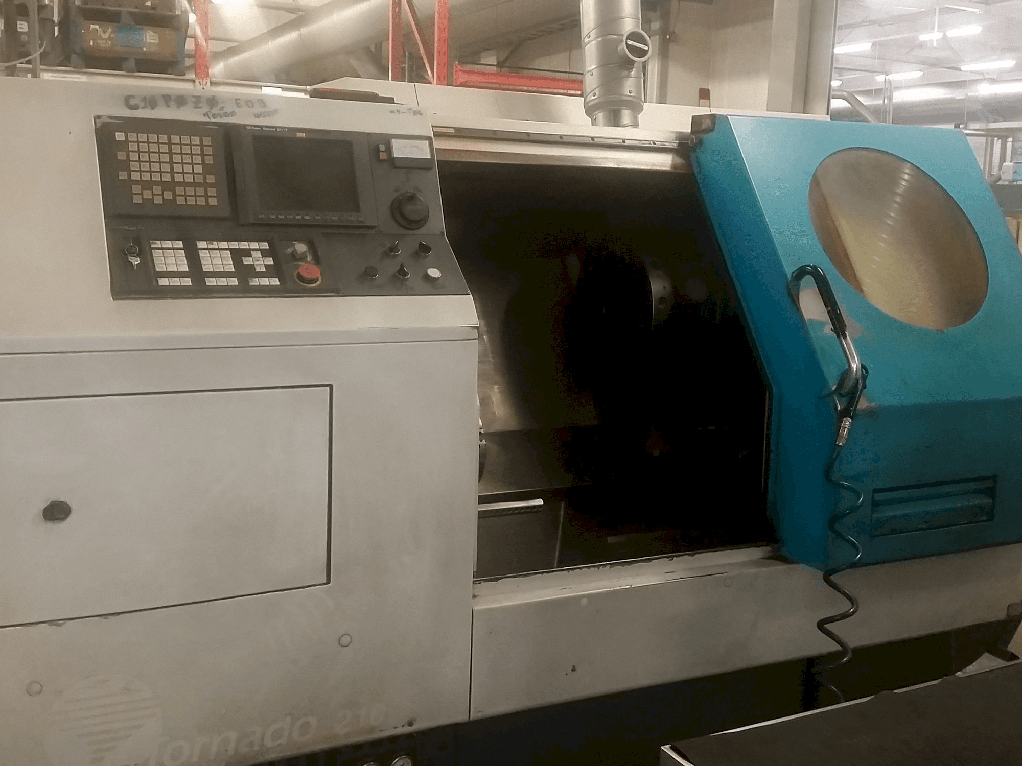 Widok z przodu maszyny 600 Lathes Tornado 210