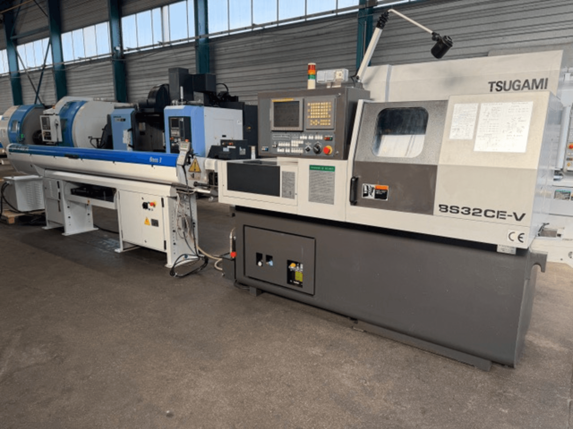 Tokarka szwajcarska TSUGAMI BS32CE-V w widoku z przodu, z panelem sterowania i zamocowanym wrzecionem.