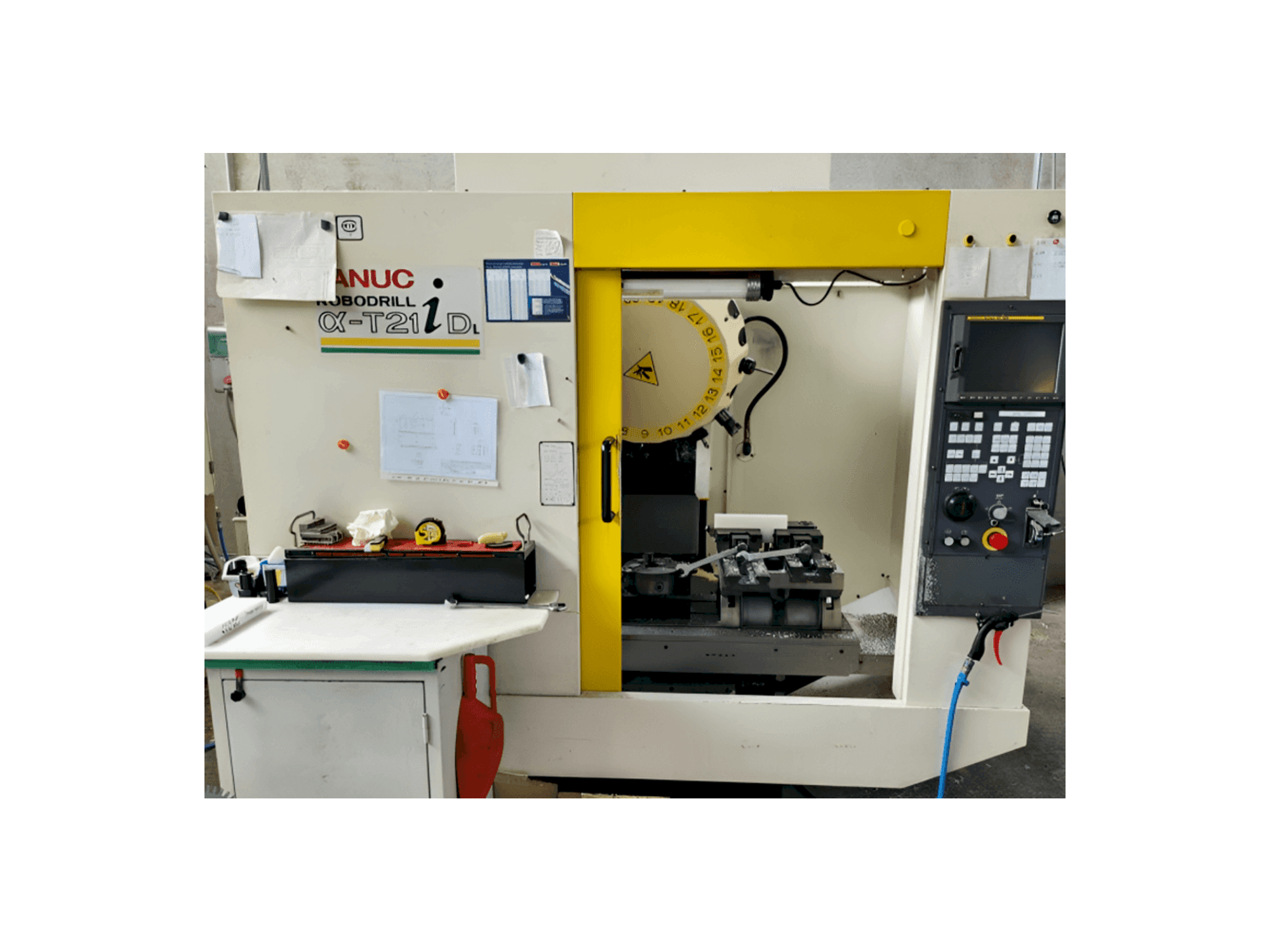 Widok z przodu maszyny FANUC Robodrill Alpha T21iD