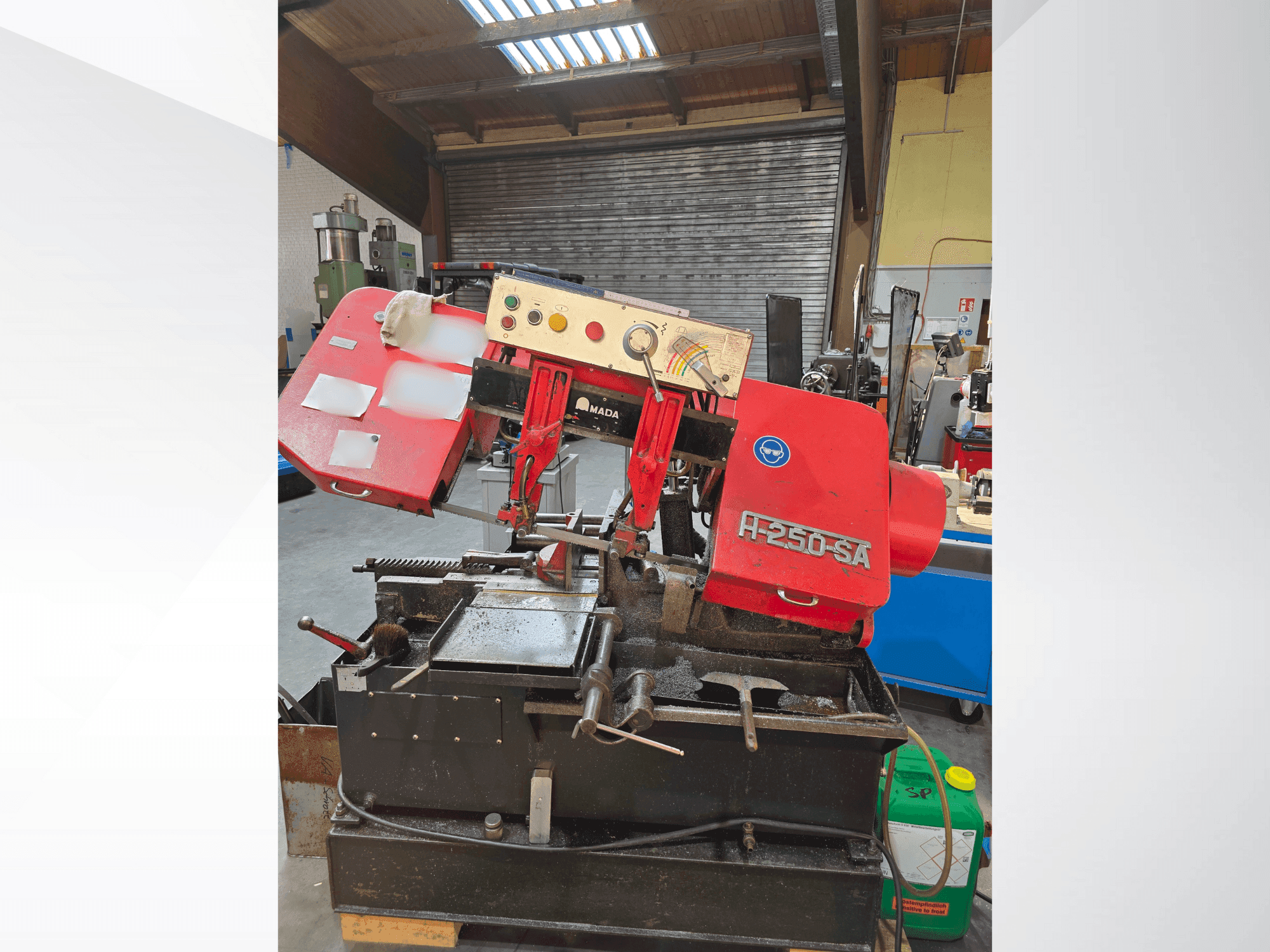 Widok z przodu maszyny AMADA H-250SA