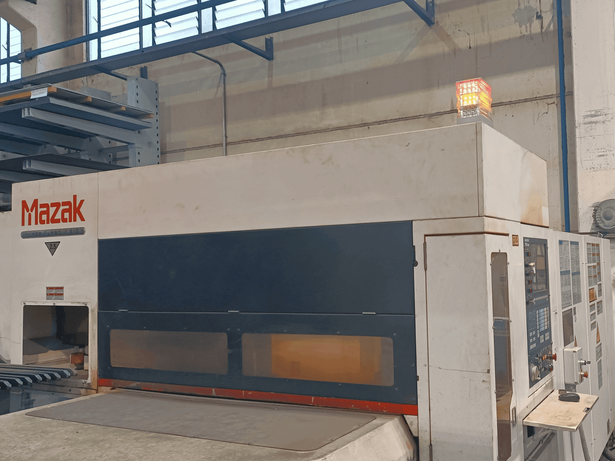 Widok z przodu maszyny Mazak MAZAK HTX510