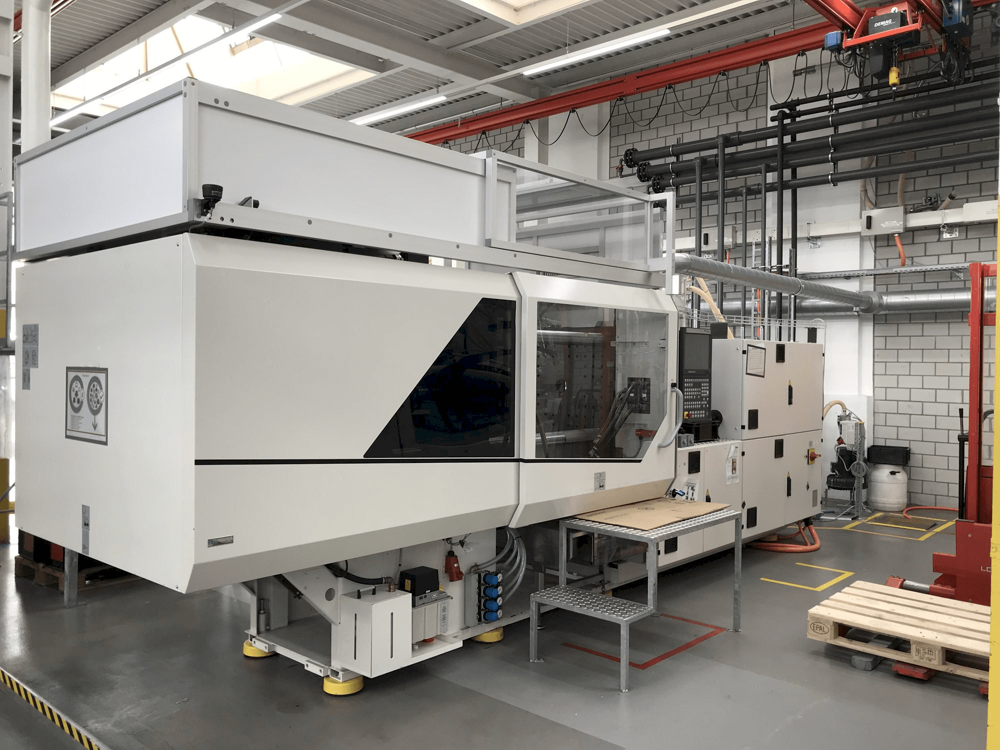 Widok z przodu maszyny Sumitomo Demag EL-EXIS SP 200/560-675