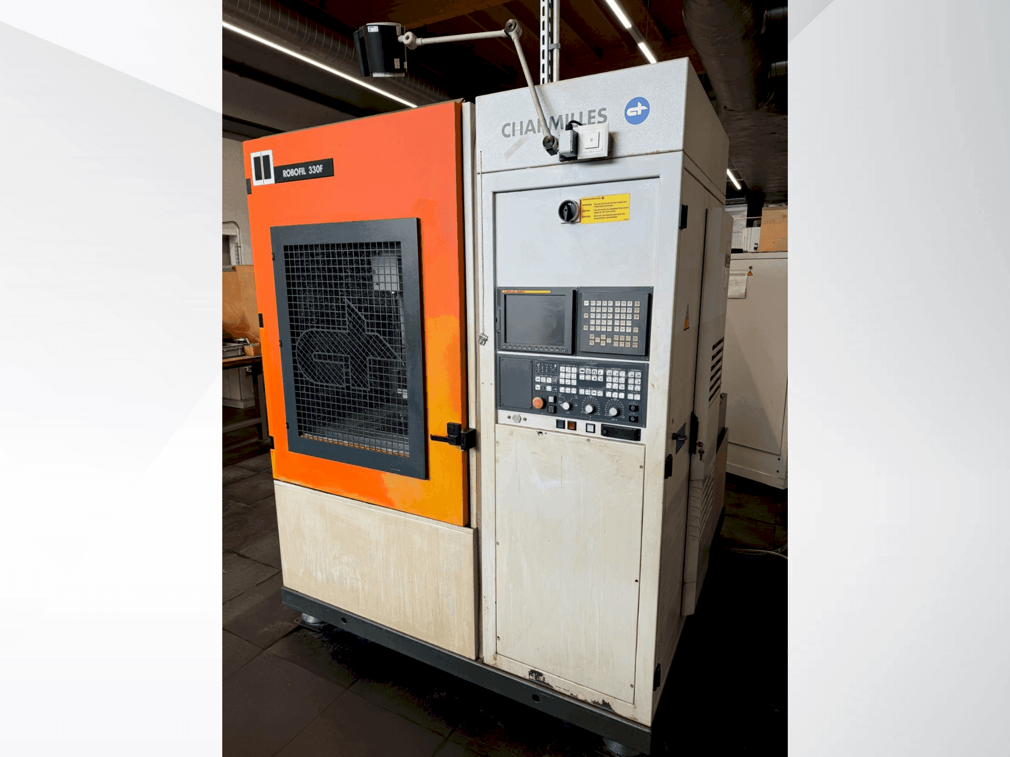 Widok z przodu maszyny CHARMILLES Robofil 330F