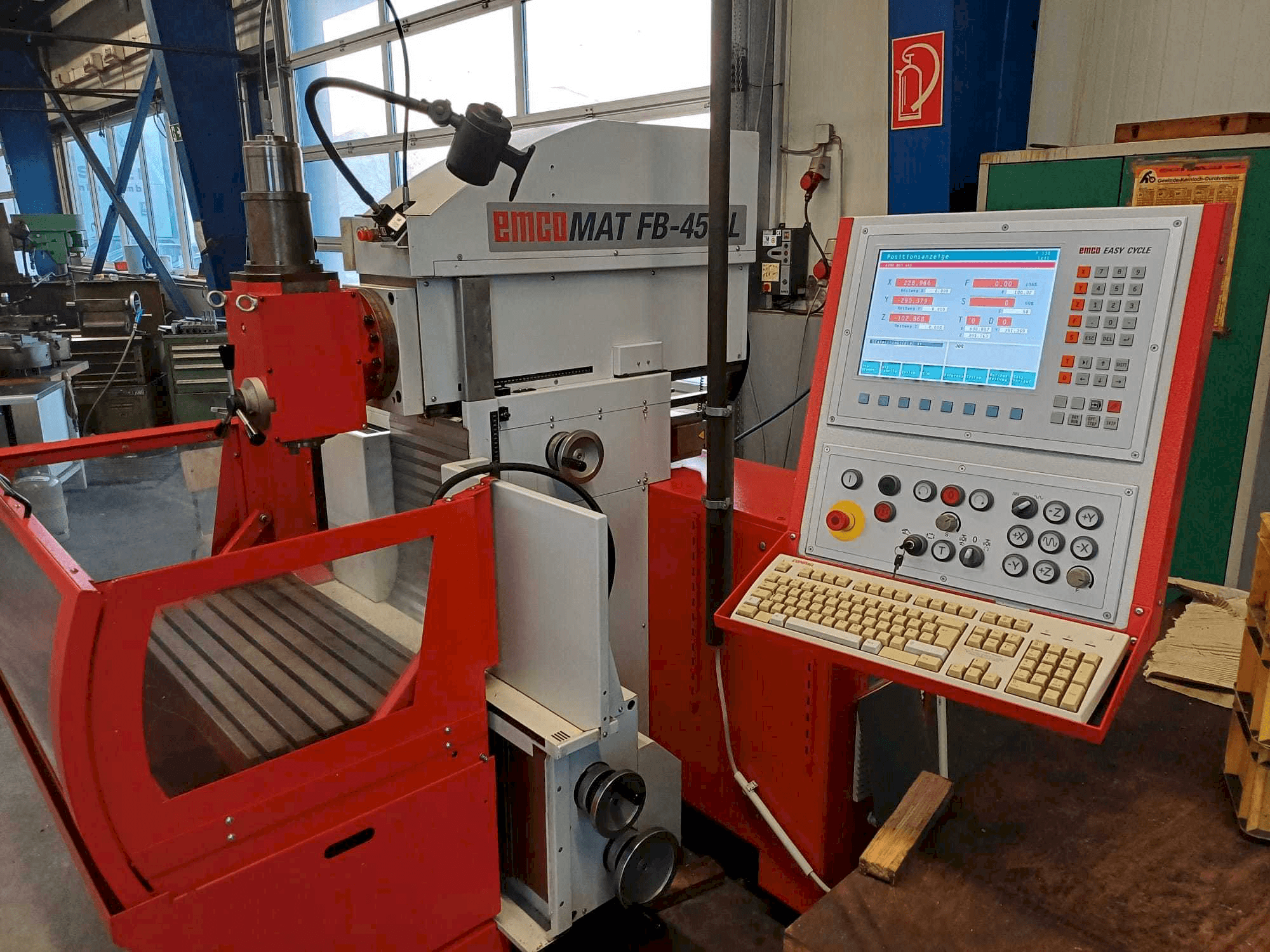 Widok z przodu maszyny EMCO EMCOMAT FB-450