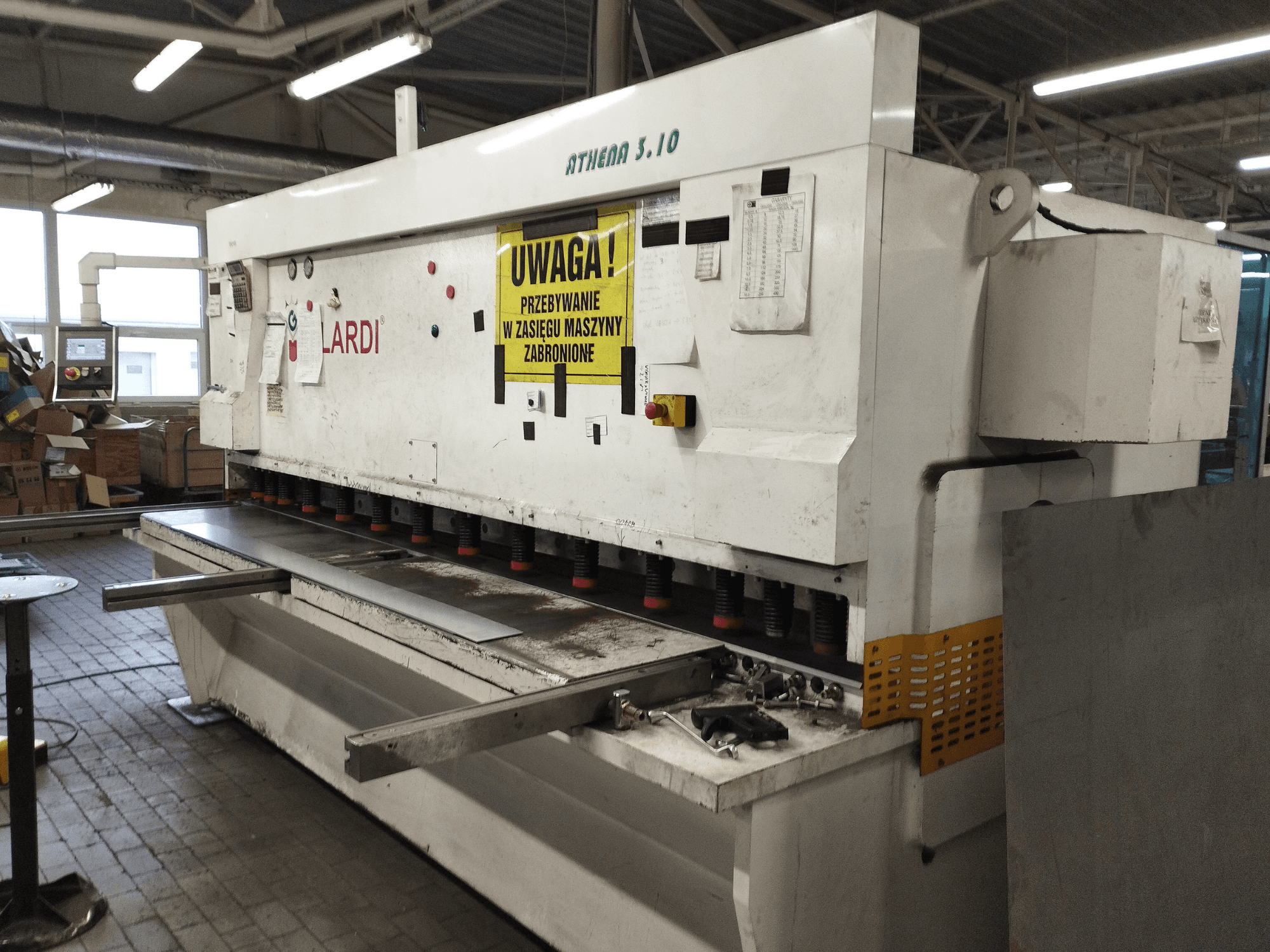 Nożyce CNC GILARDI ATHENA 3.10 w warsztacie, widok z przodu, na zdjęciu widoczny jest panel sterowania oraz ostrza nożyc.