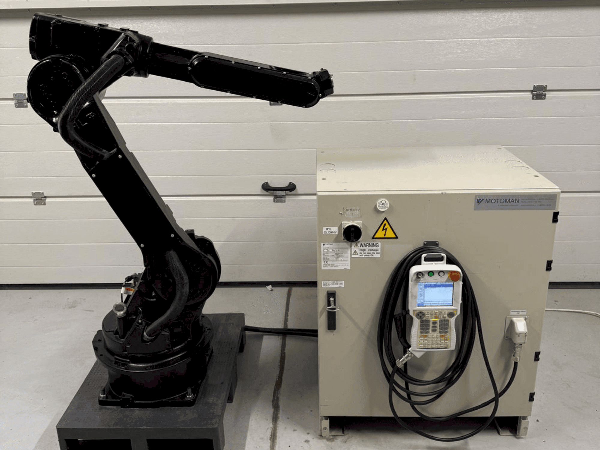 Widok z przodu maszyny Yaskawa Motoman YR HP 20D