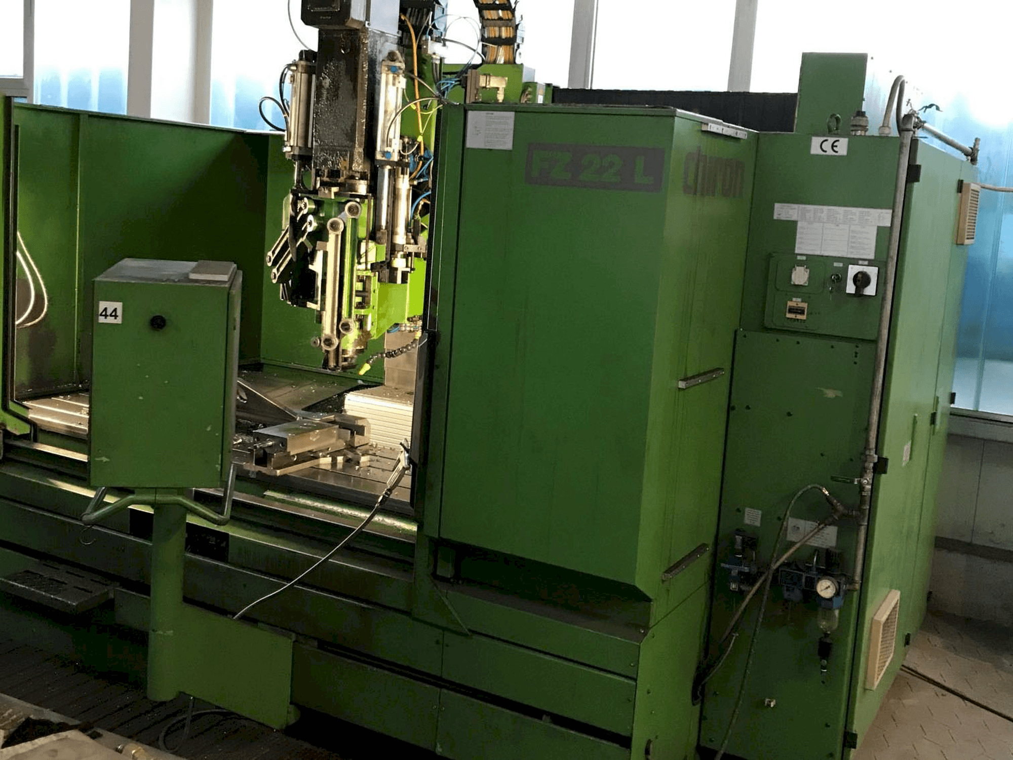 Widok z przodu maszyny CHIRON FZ 22 L