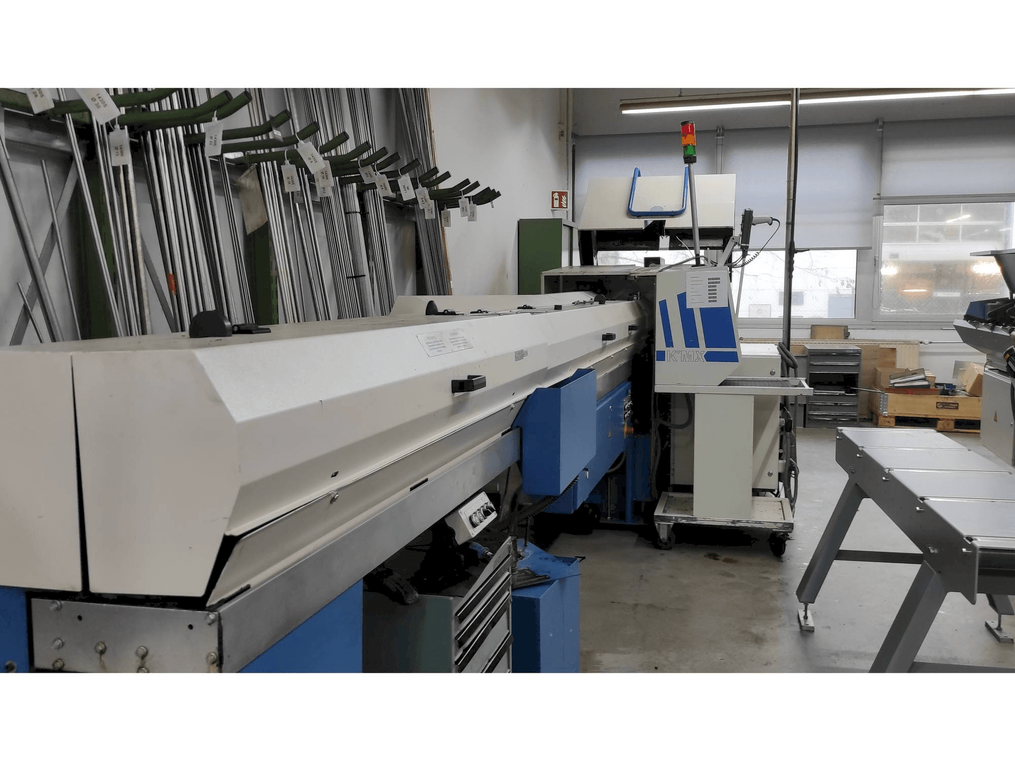 Widok z lewej maszyny Manurhin KMX 226 with FMB bar loader