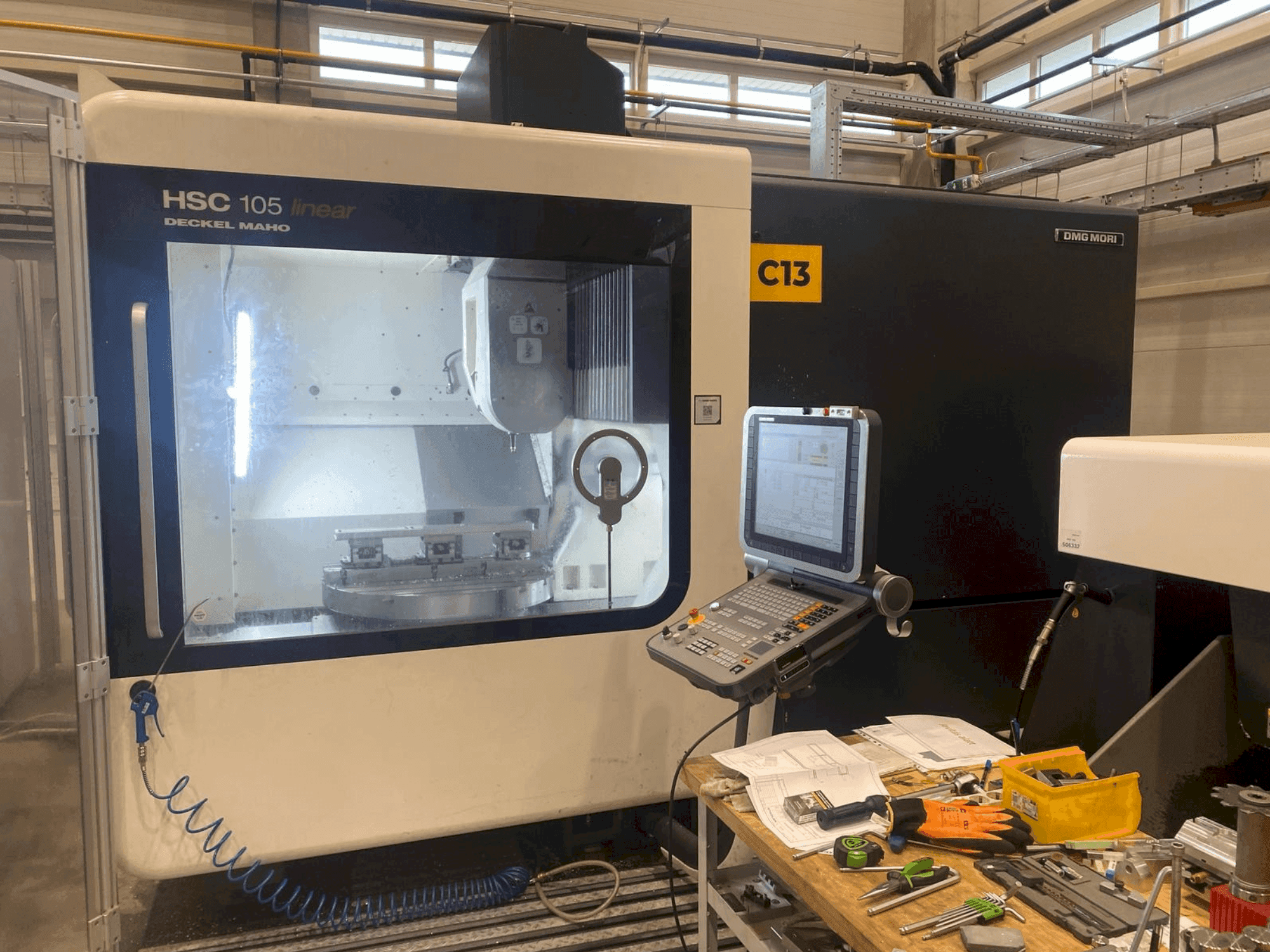 Widok z przodu maszyny DMG MORI HSC 105
