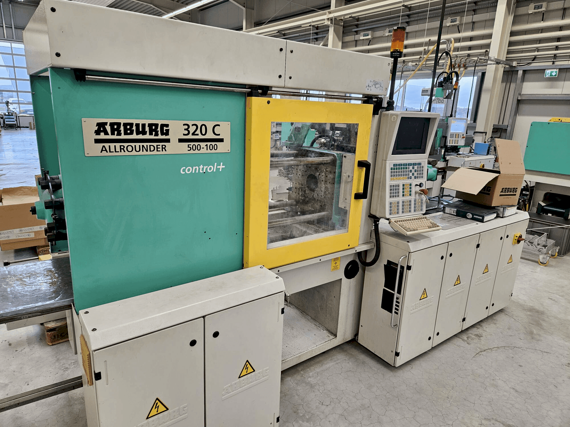 Widok z przodu maszyny Arburg 320 C 500-100 + Multilift H with B-Axis
