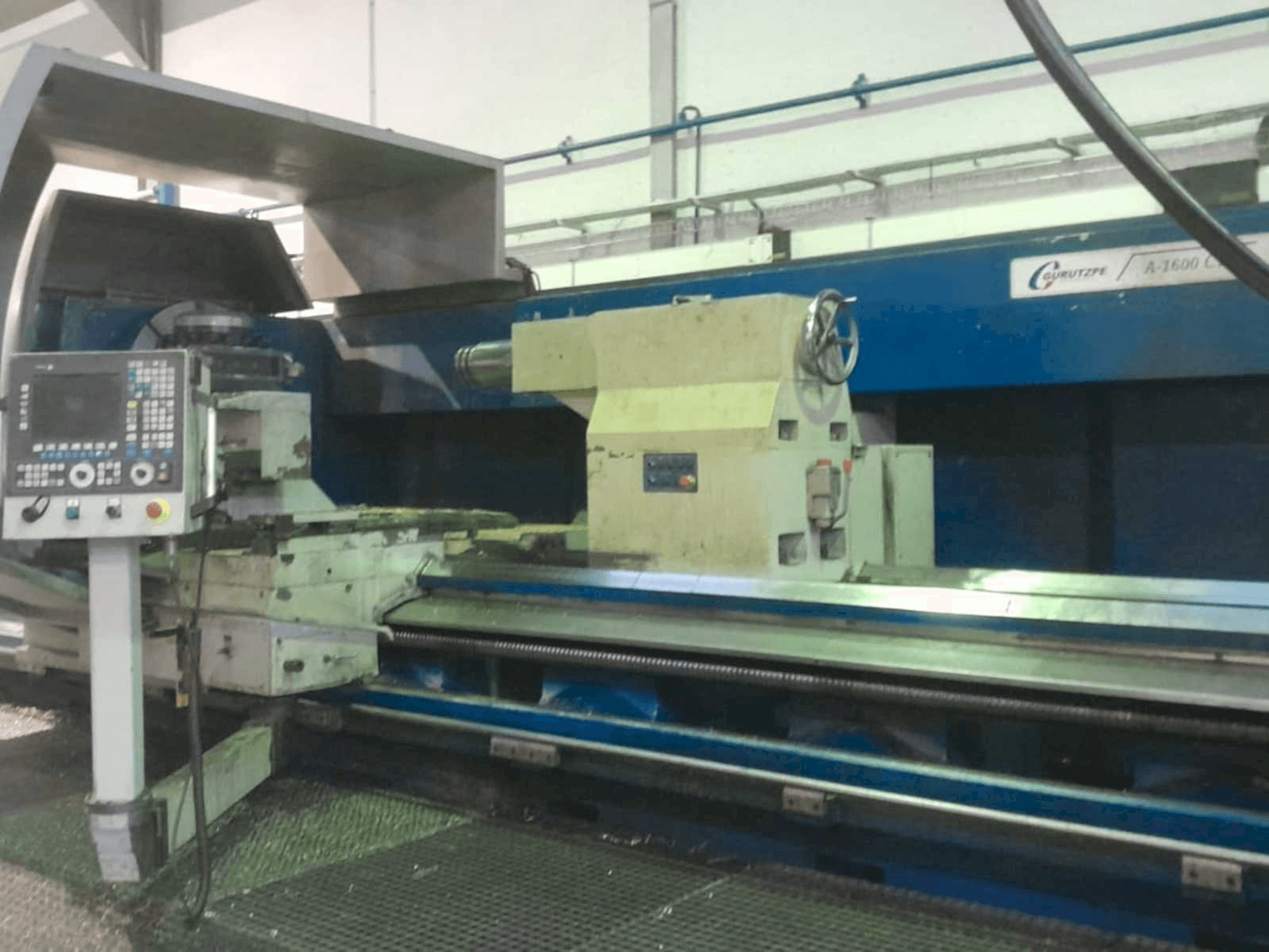 Widok z przodu maszyny Gurutzpe A-1600 CNC