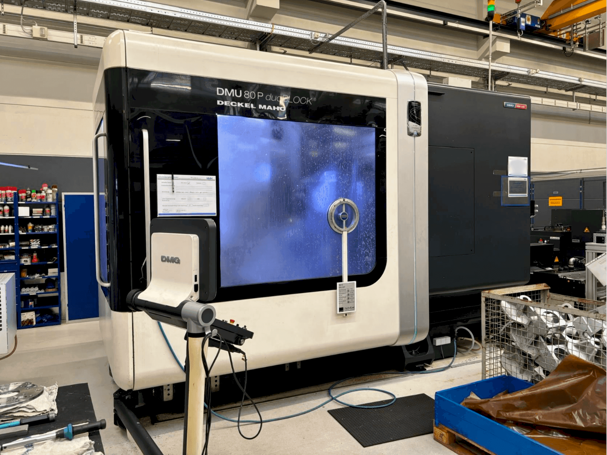 Widok z przodu maszyny DMG MORI 80 P Duoblock