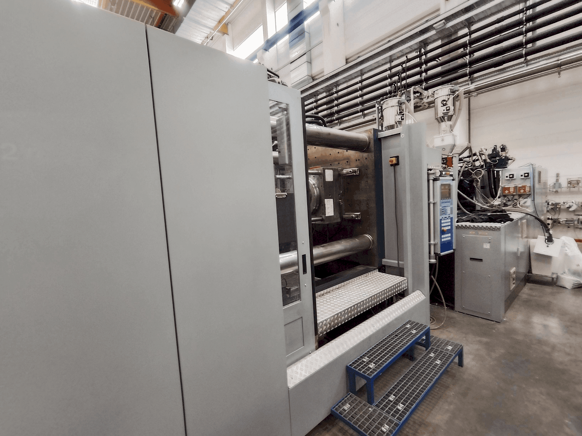 Widok z przodu maszyny Battenfeld HM 8000/4500 + 4500 BMB 4