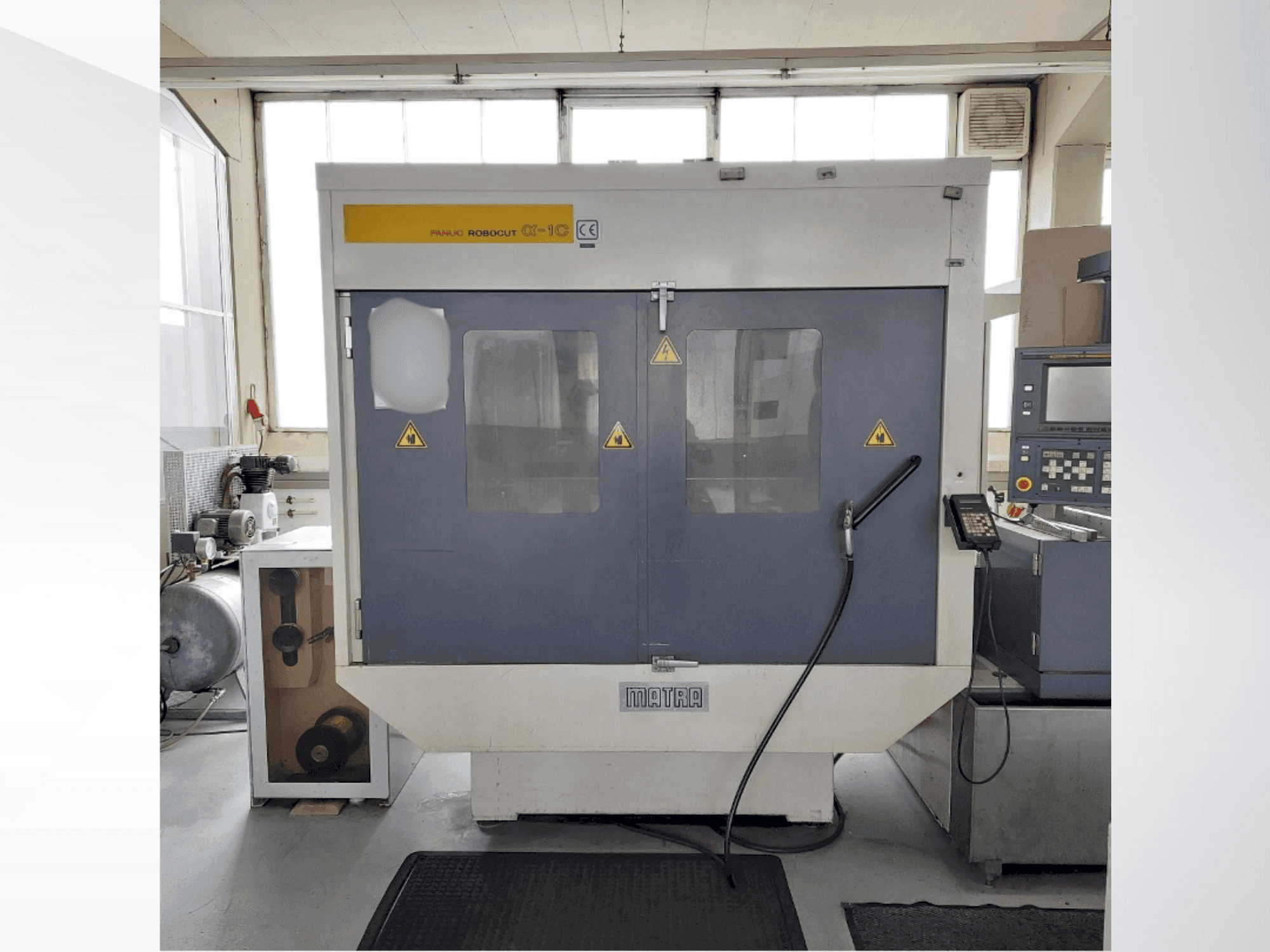 Widok z przodu maszyny FANUC Robocut Alpha 1C