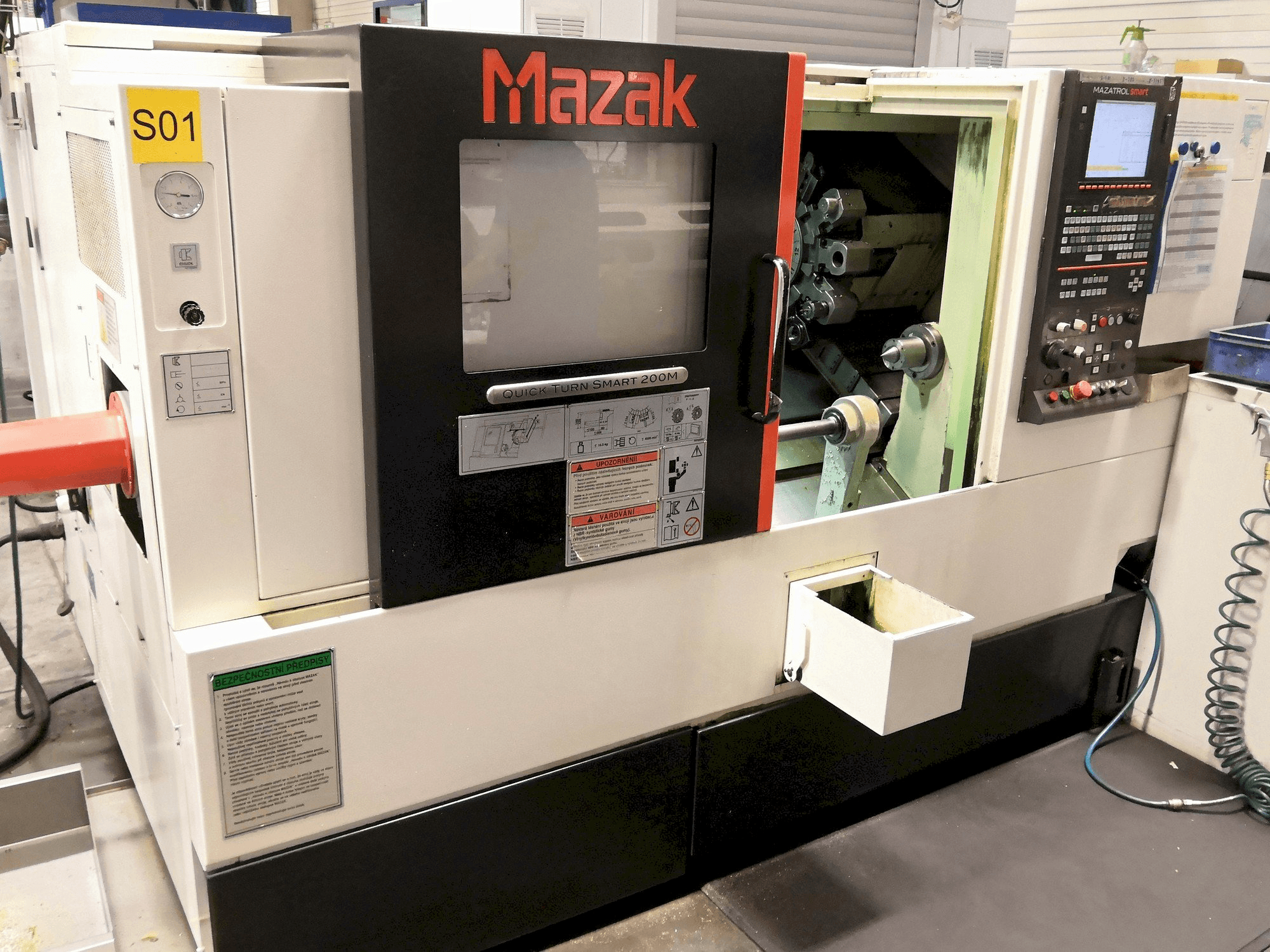 Widok z przodu maszyny Mazak Quick Turn Smart 200M
