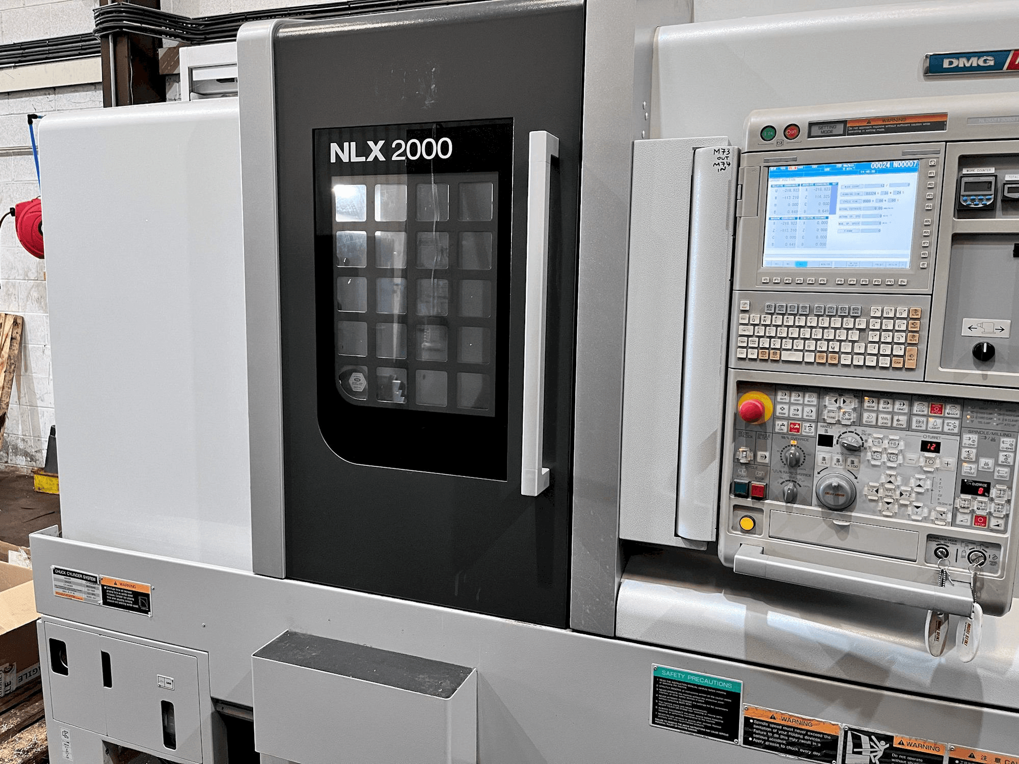 Widok z przodu maszyny MORI SEIKI NLX 2000MC/500