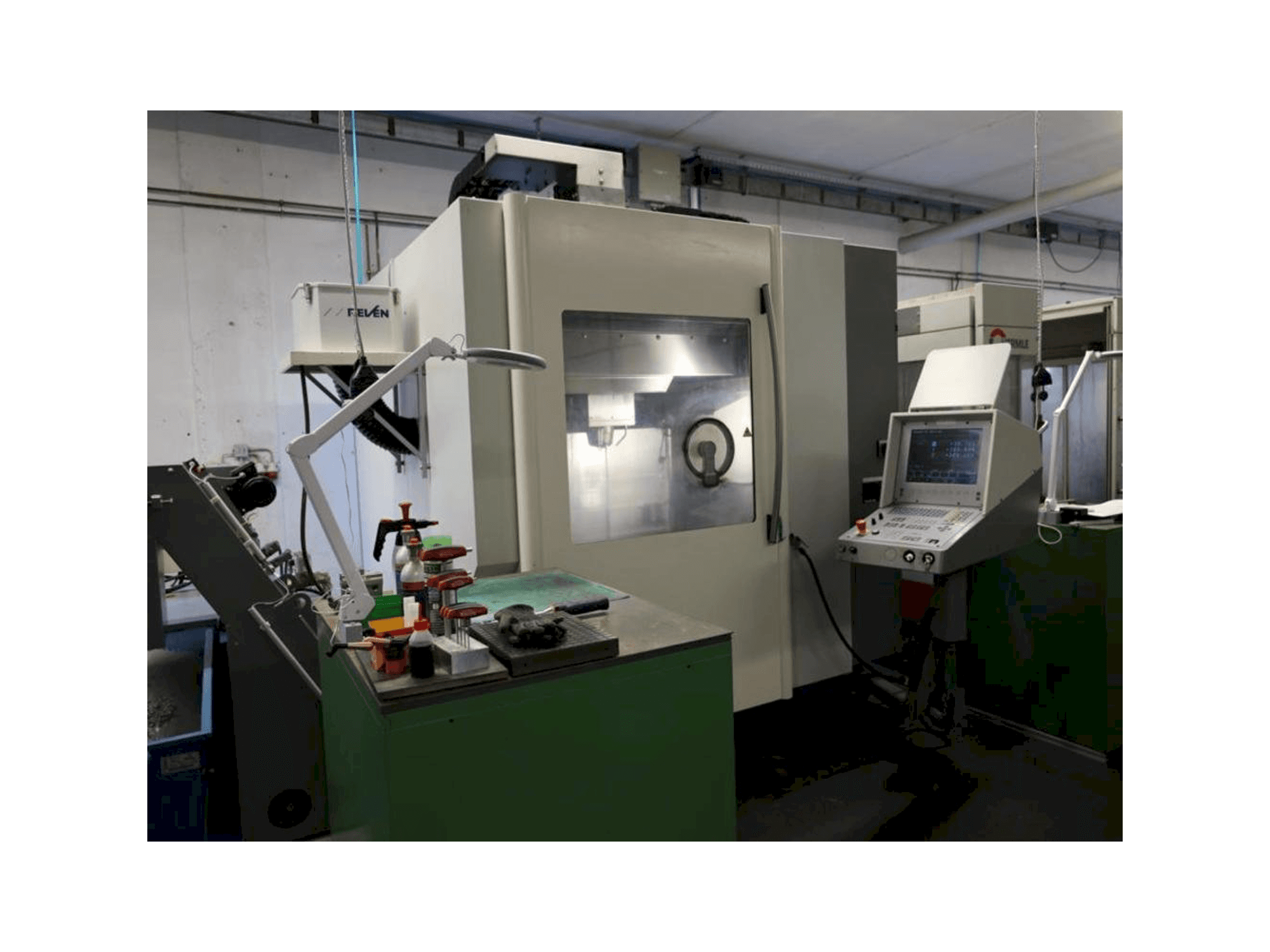 Widok z przodu maszyny DMG DMC65V