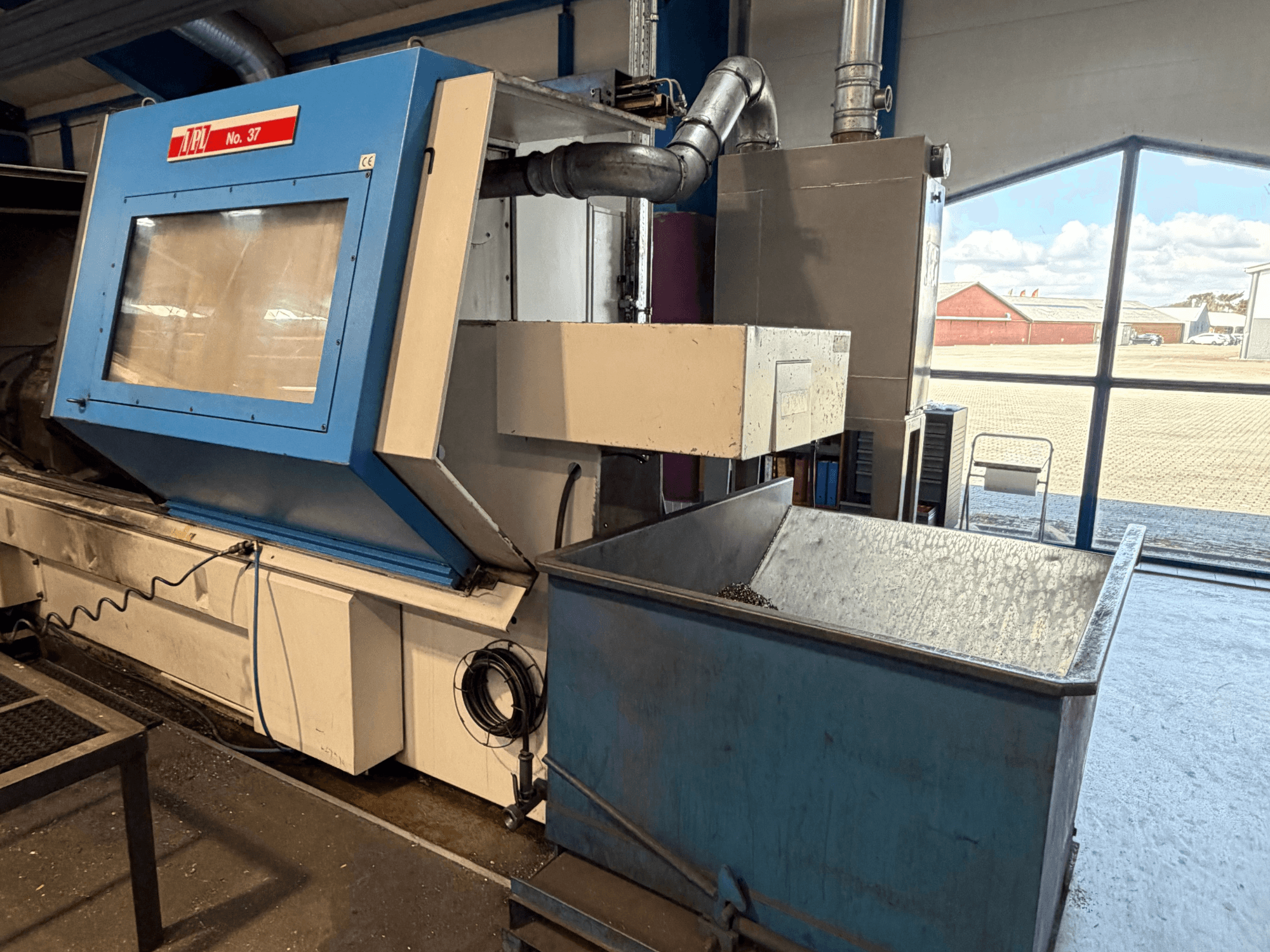 Tokarka pozioma BOEHRINGER VDF 315 CM, widok z przodu z niebieskim panelem i pojemnikiem na odpady.