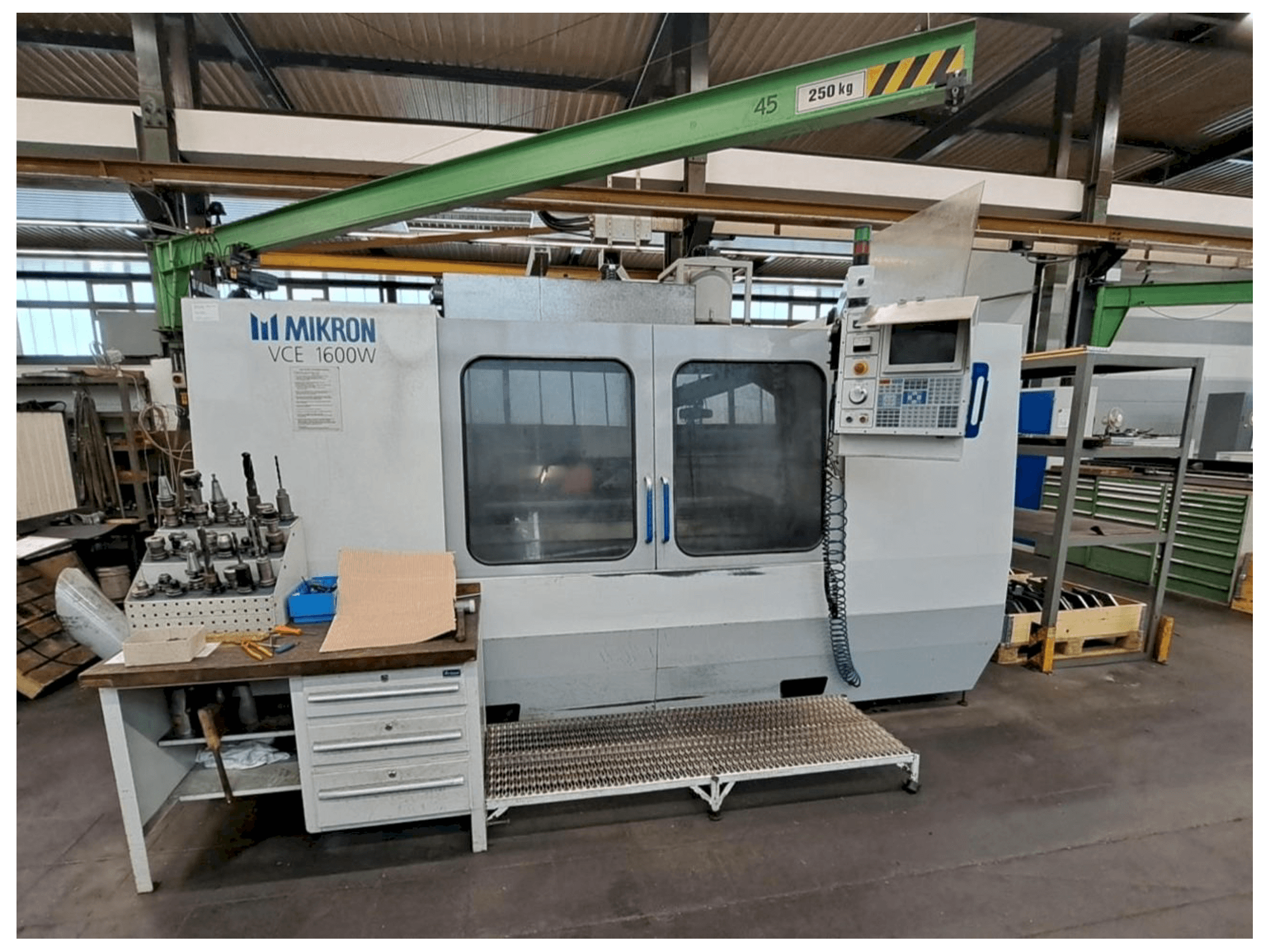 Widok z przodu maszyny HAAS MIKRON VCE 1600W