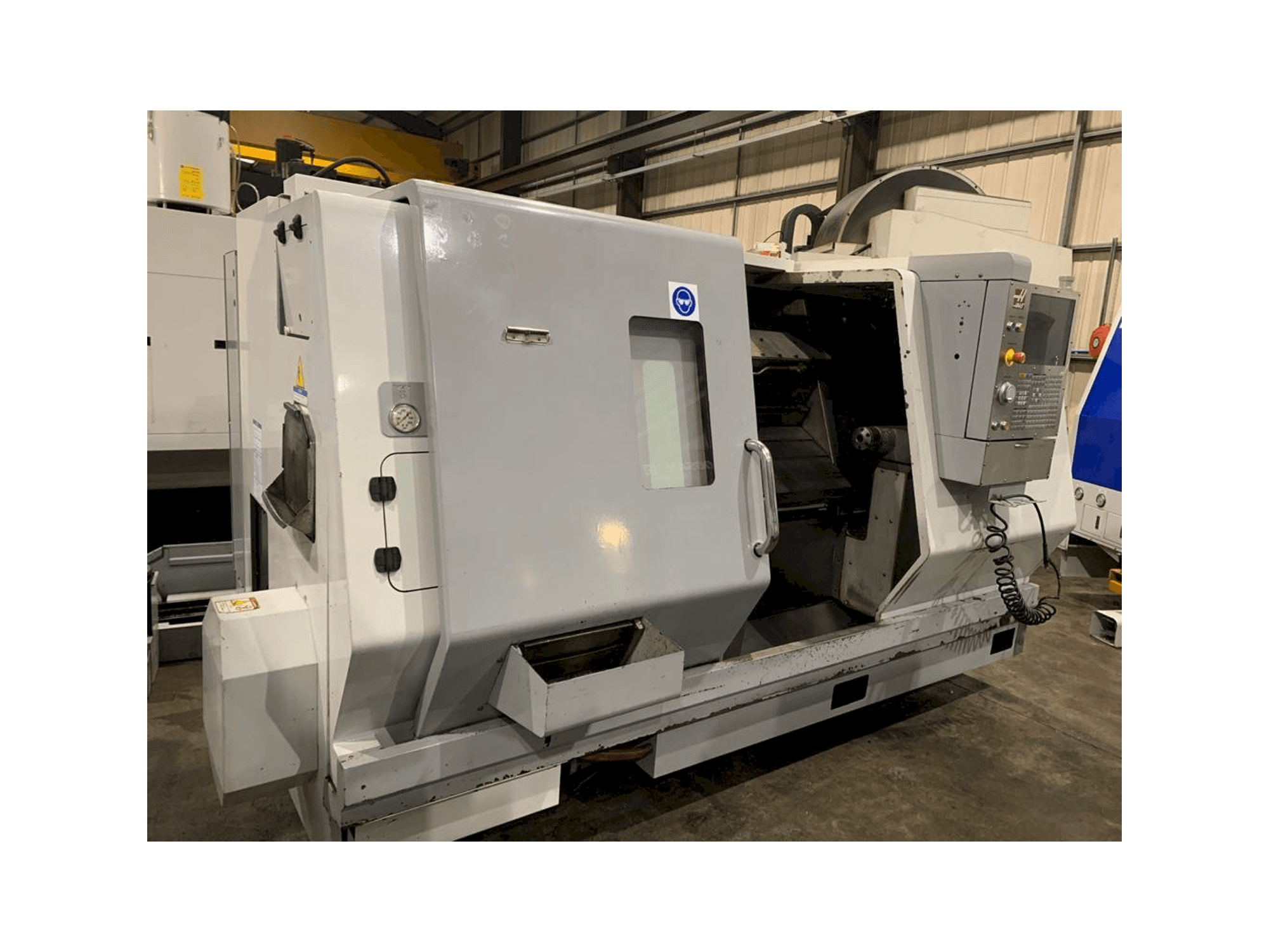 Widok z przodu maszyny HAAS SL-30 THE