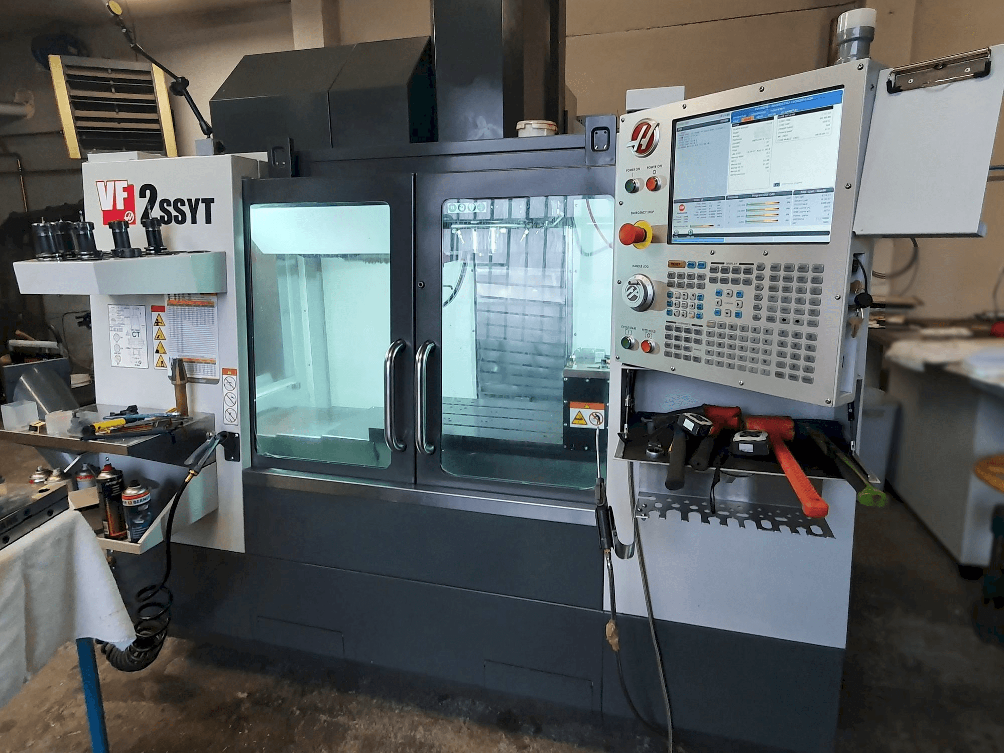 Widok z przodu maszyny HAAS VF-2SSYT