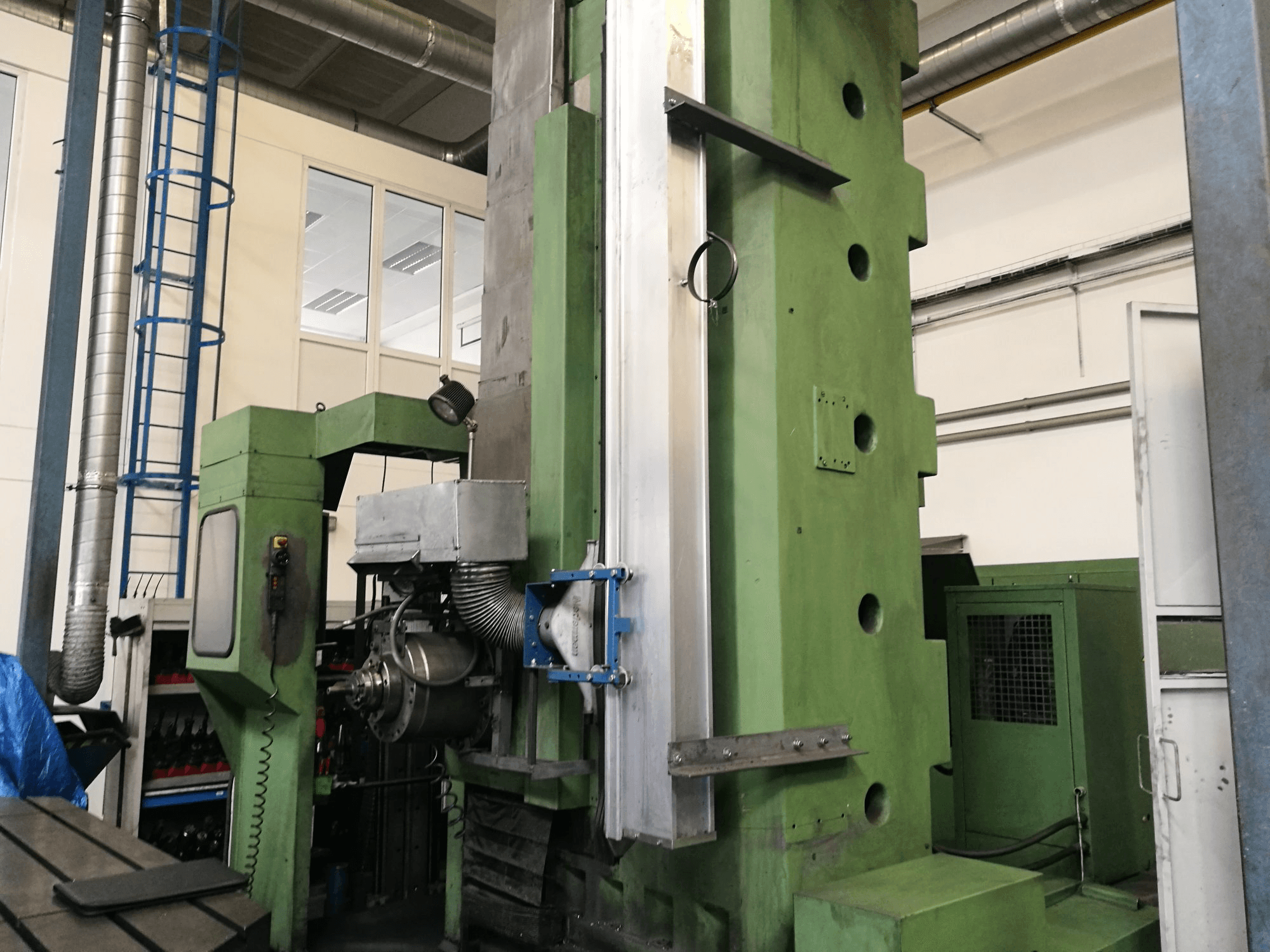 Widok z przodu maszyny TOS WHN 130