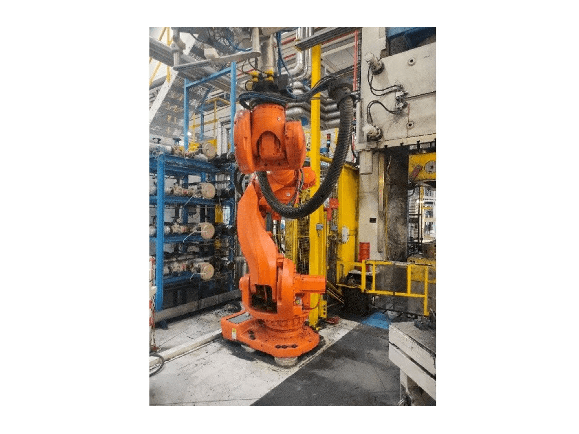 Widok z przodu maszyny ABB IRC5 M2004