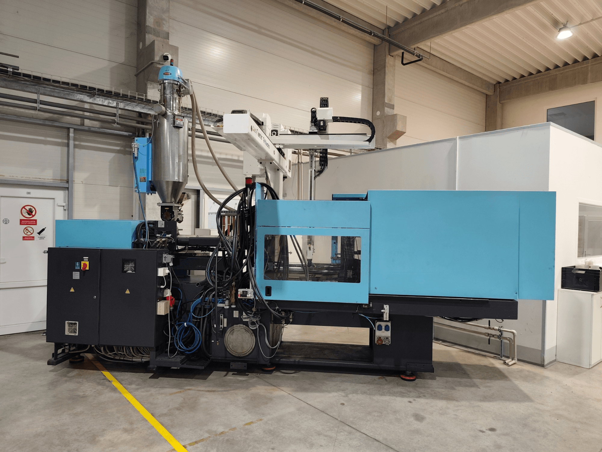 Widok z przodu hydraulicznej wtryskarki DEMAG Ergotech Extra 160-430 z widocznym panelem sterowania i lejem zasypowym.