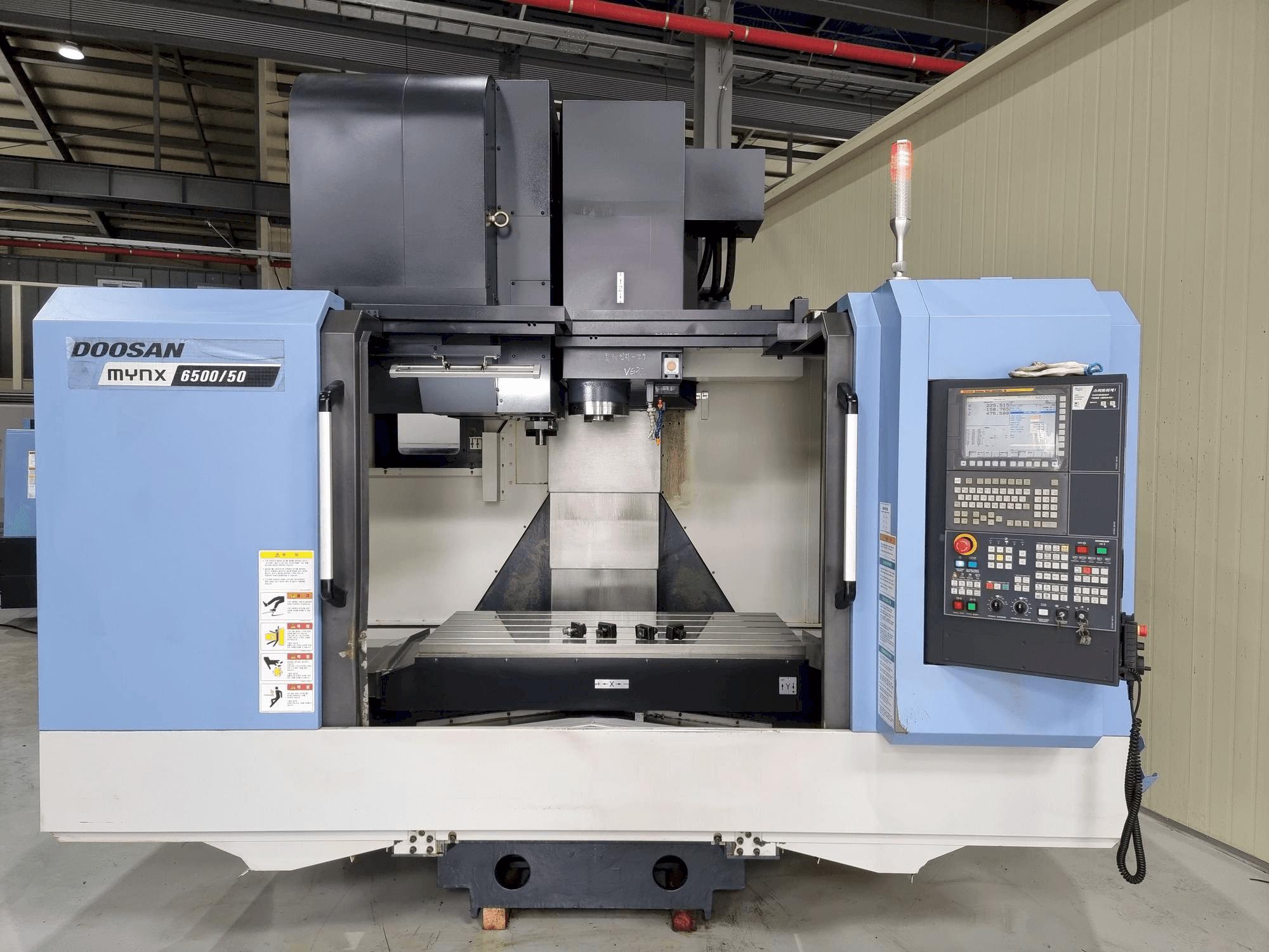 Widok z przodu maszyny Doosan MYNX 6500/50