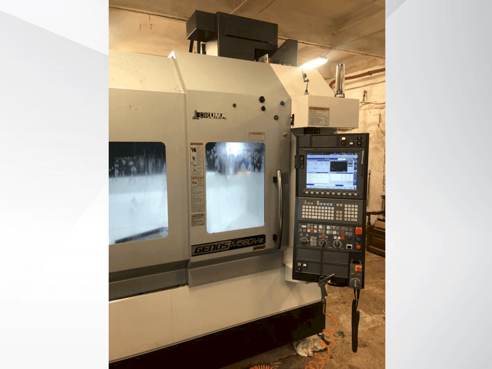 Widok z przodu maszyny Okuma GENOS M560-V-e