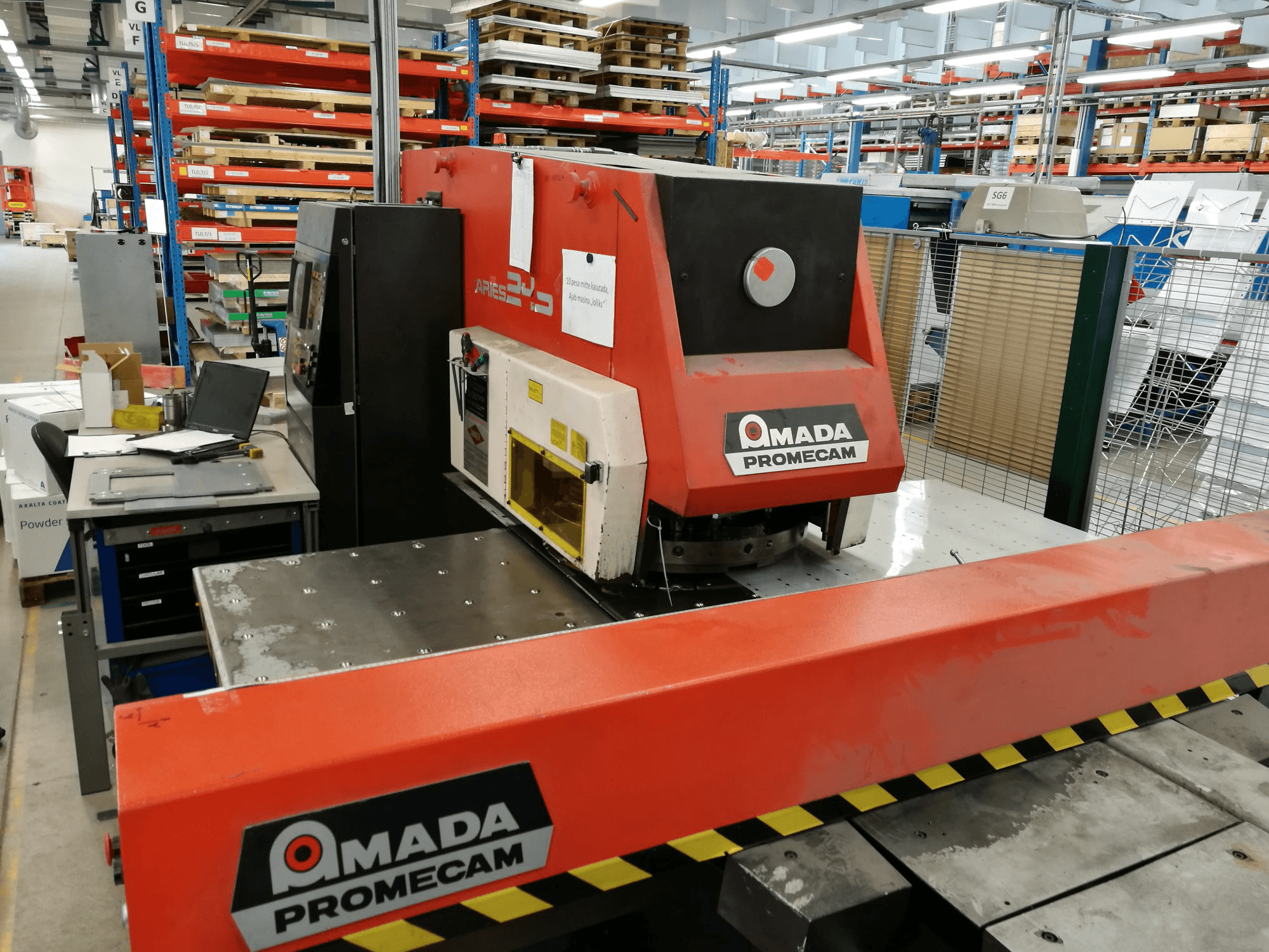 Widok z przodu maszyny AMADA ARIES 245