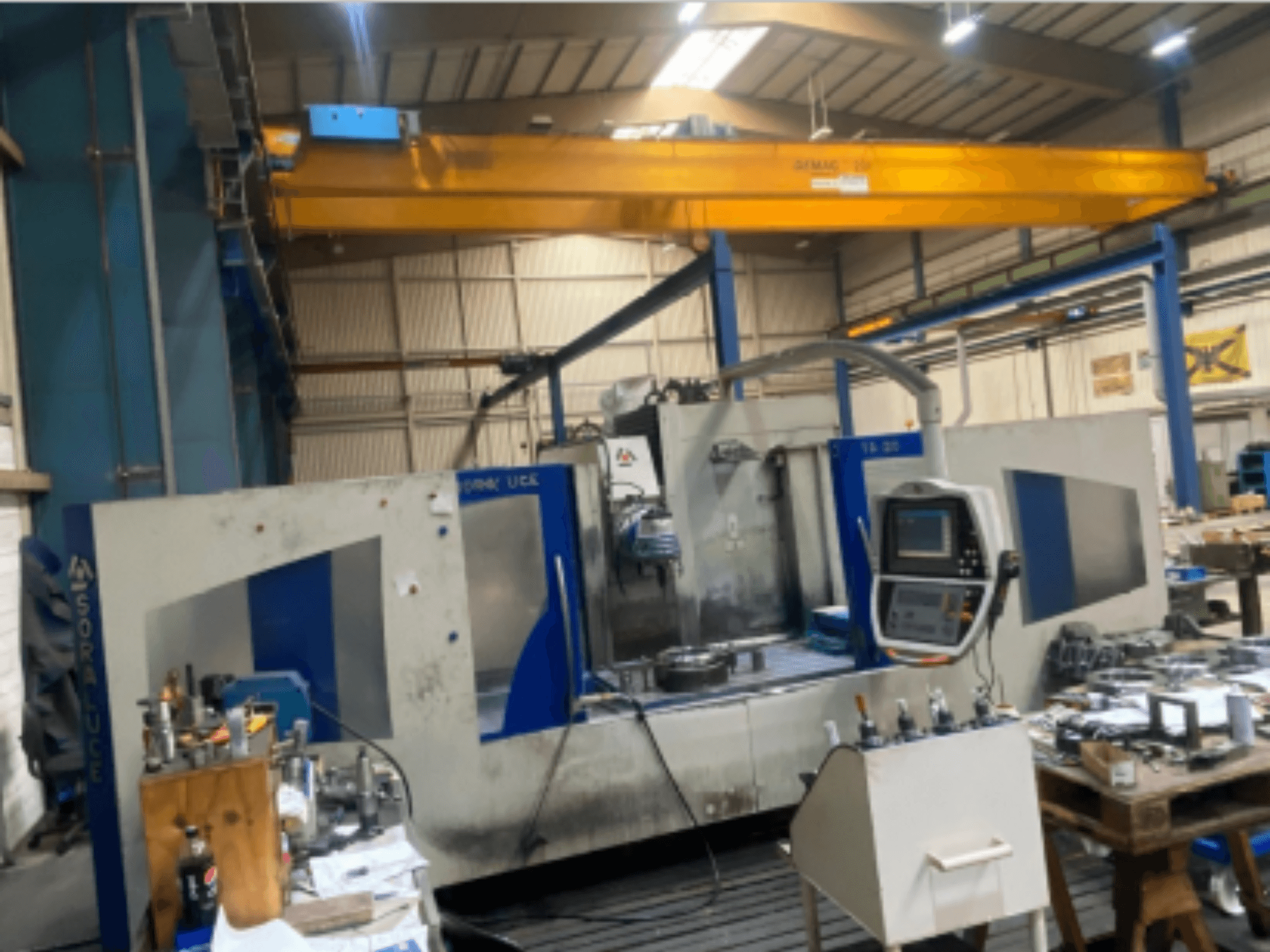 Frezarka stołowa Soraluce TA-A20, widok z przodu, panel sterowania i obszar roboczy z narzędziami i materiałami.