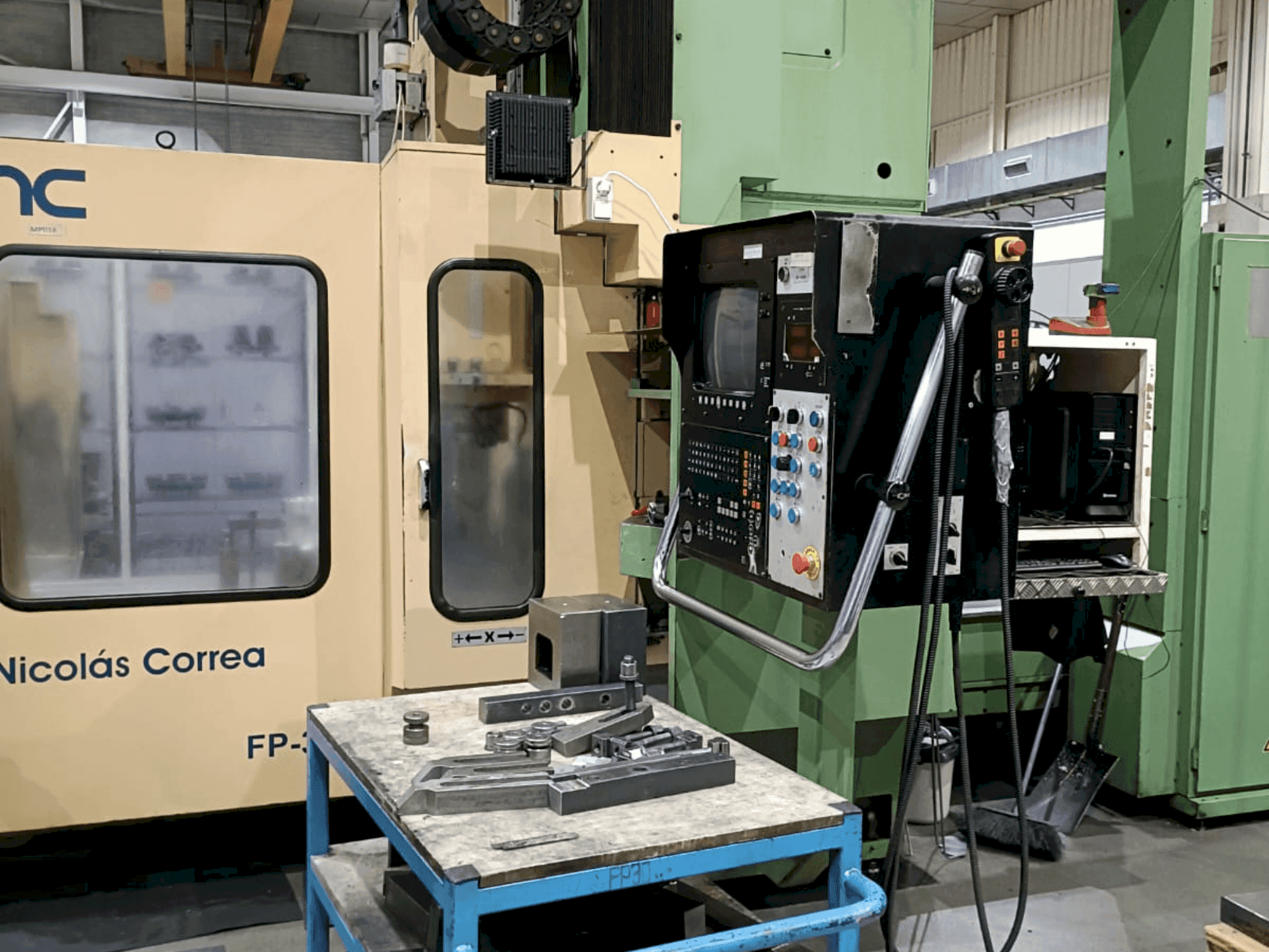 Widok z przodu maszyny Correa FP30